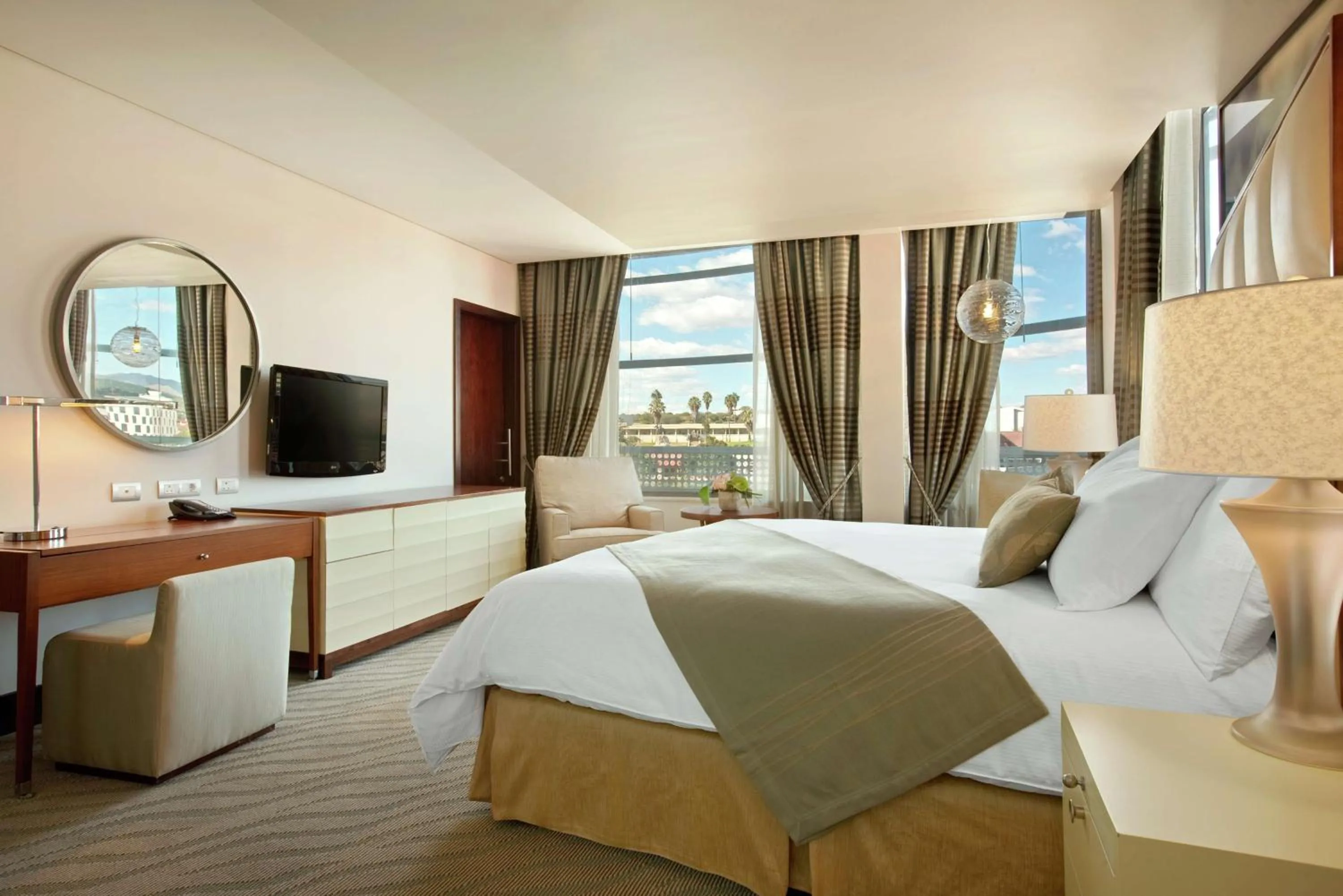 Bedroom, Bed in Hilton Windhoek