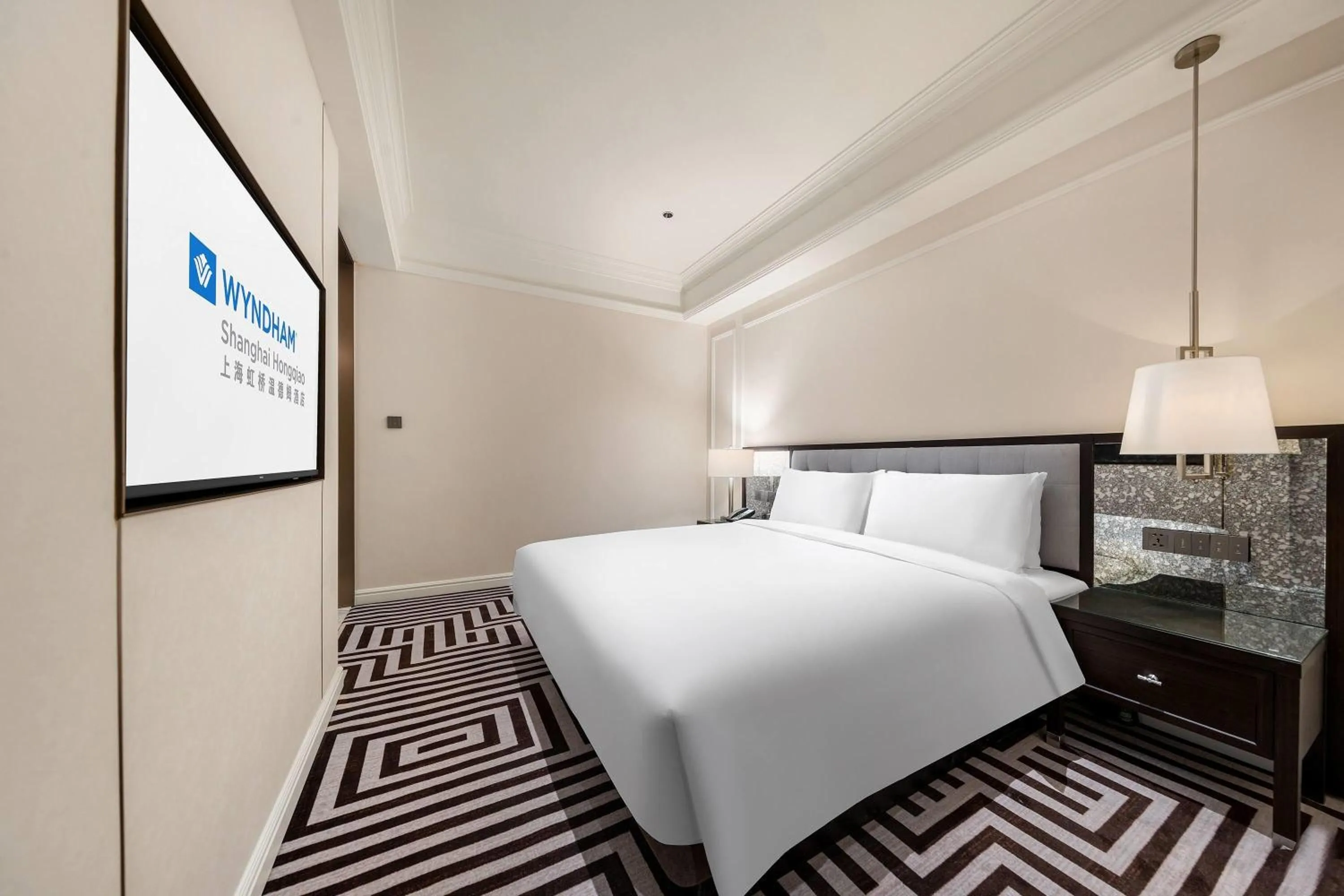 Photo of the whole room, Bed in Wyndham Shanghai Hongqiao