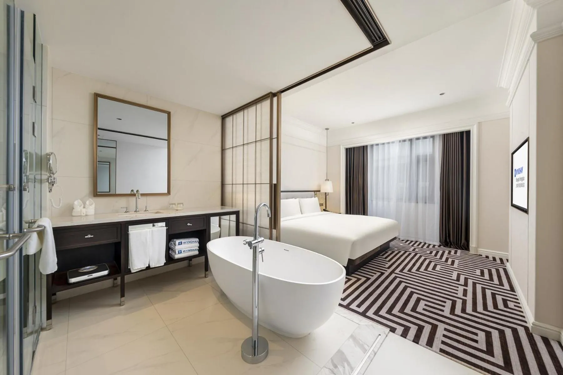 Photo of the whole room, Bed in Wyndham Shanghai Hongqiao