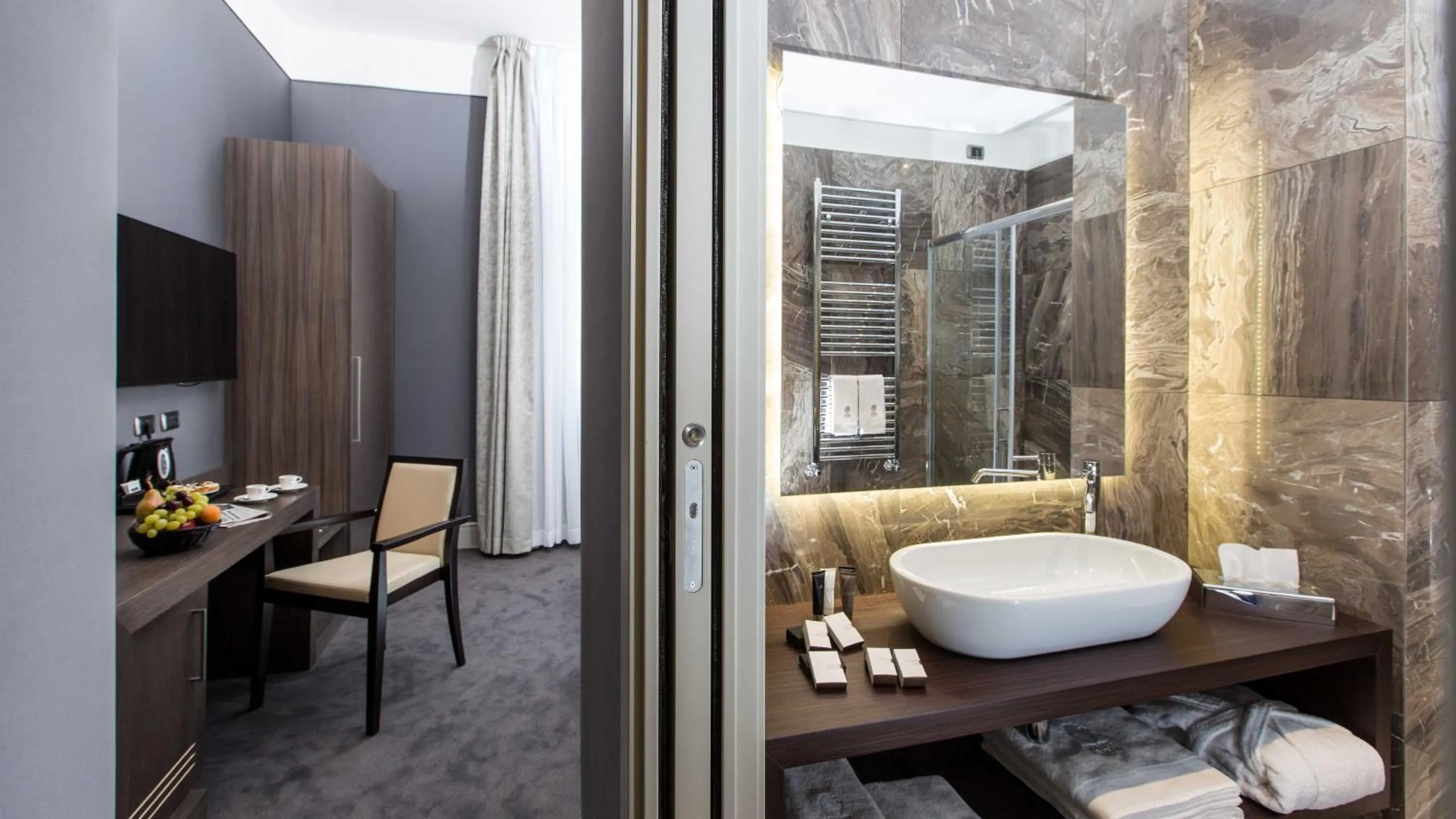 Bathroom in Monti Palace Hotel