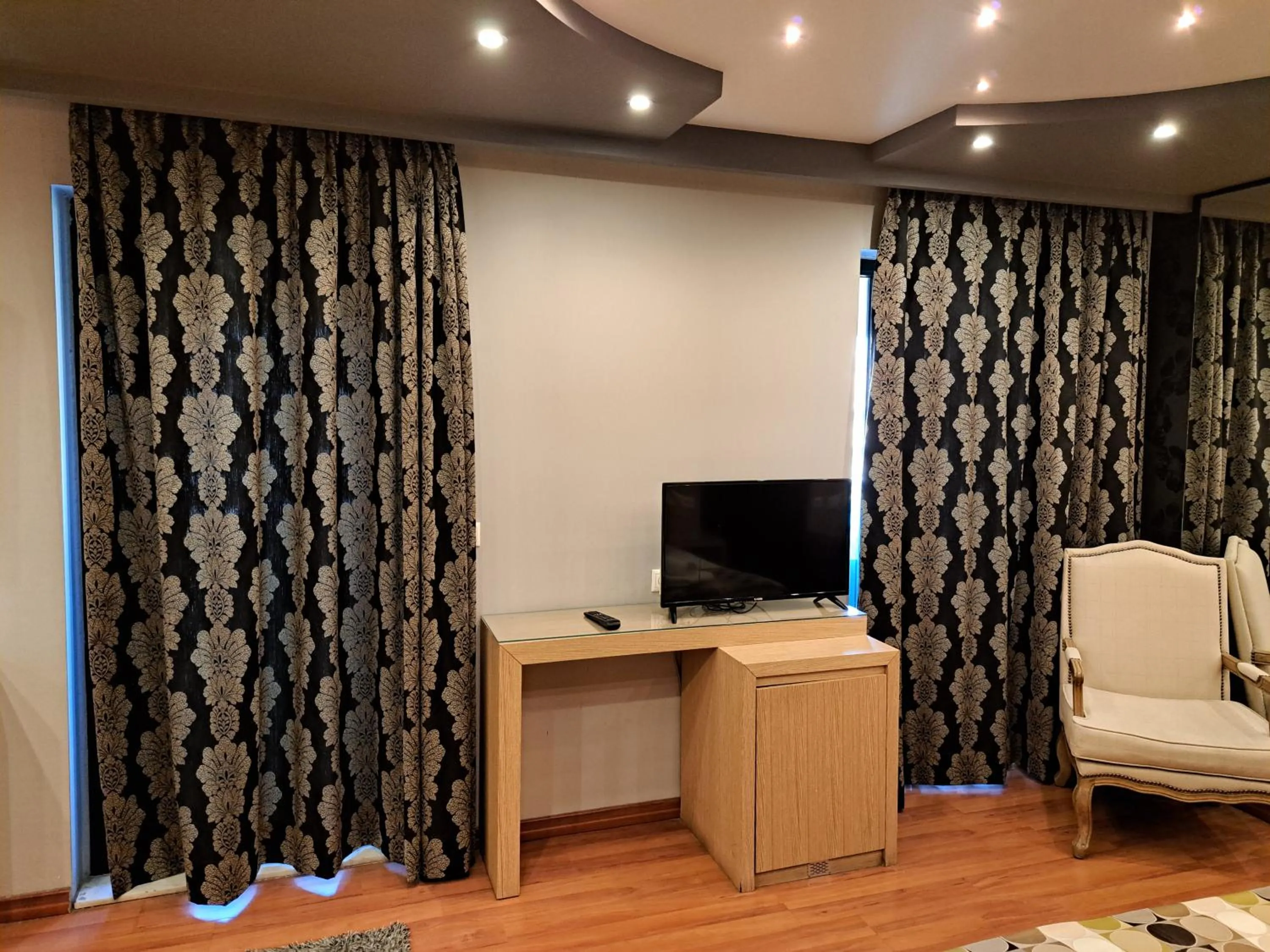 TV and multimedia in Nefeli Hotel Alimos