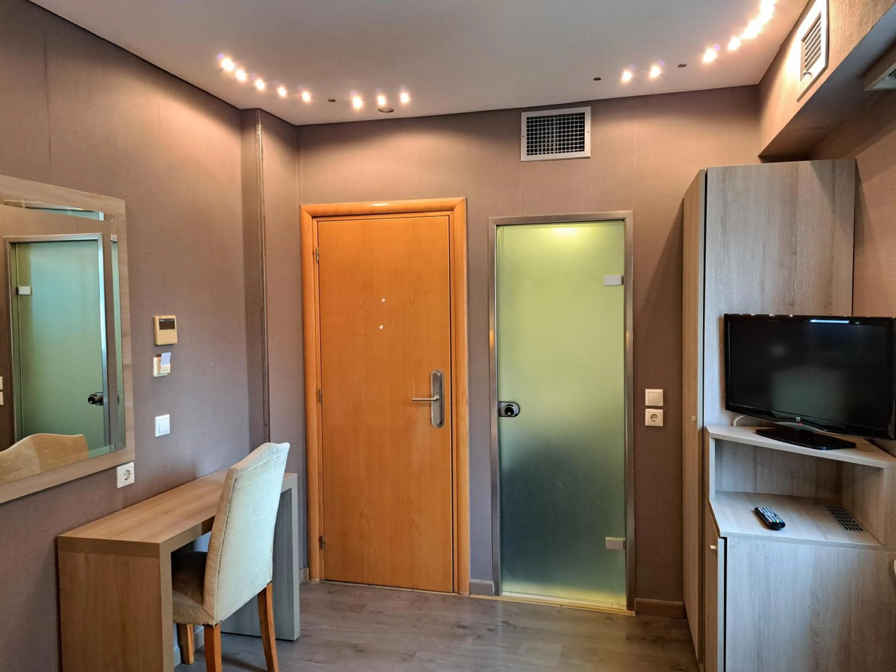 TV and multimedia in Nefeli Hotel Alimos