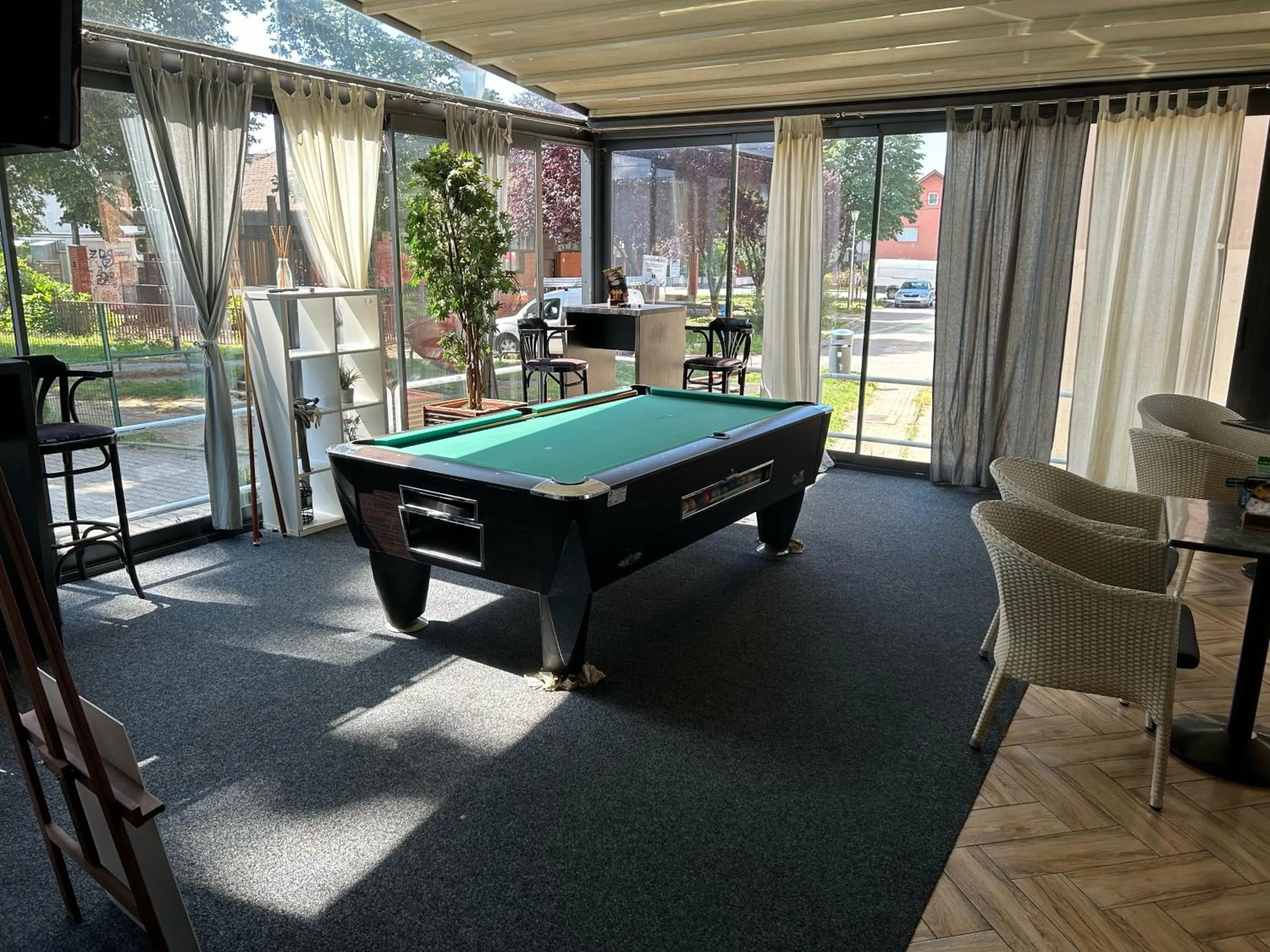 Billiard in Rooms Laguna