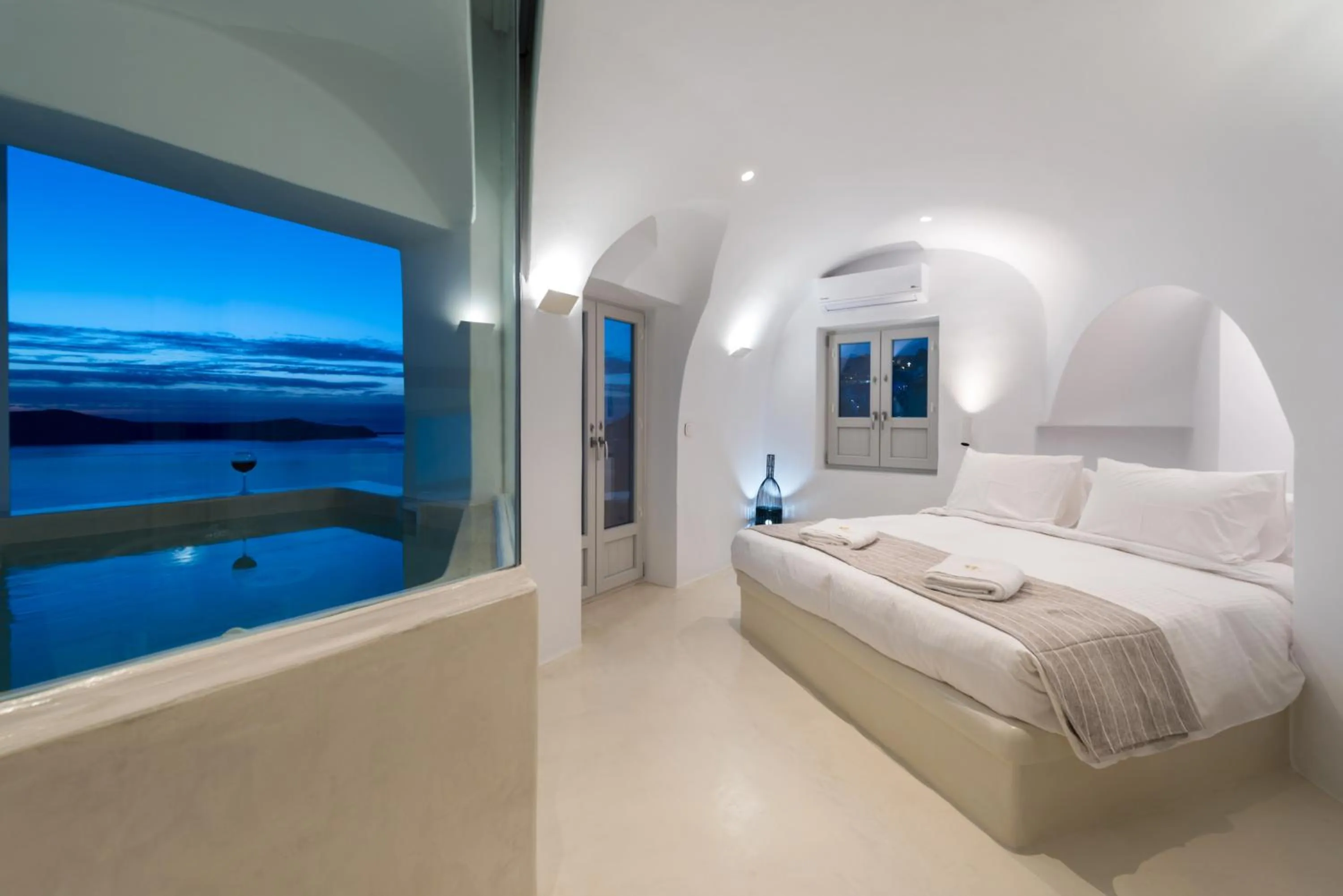 Sea view, Bed in Iriana Suites