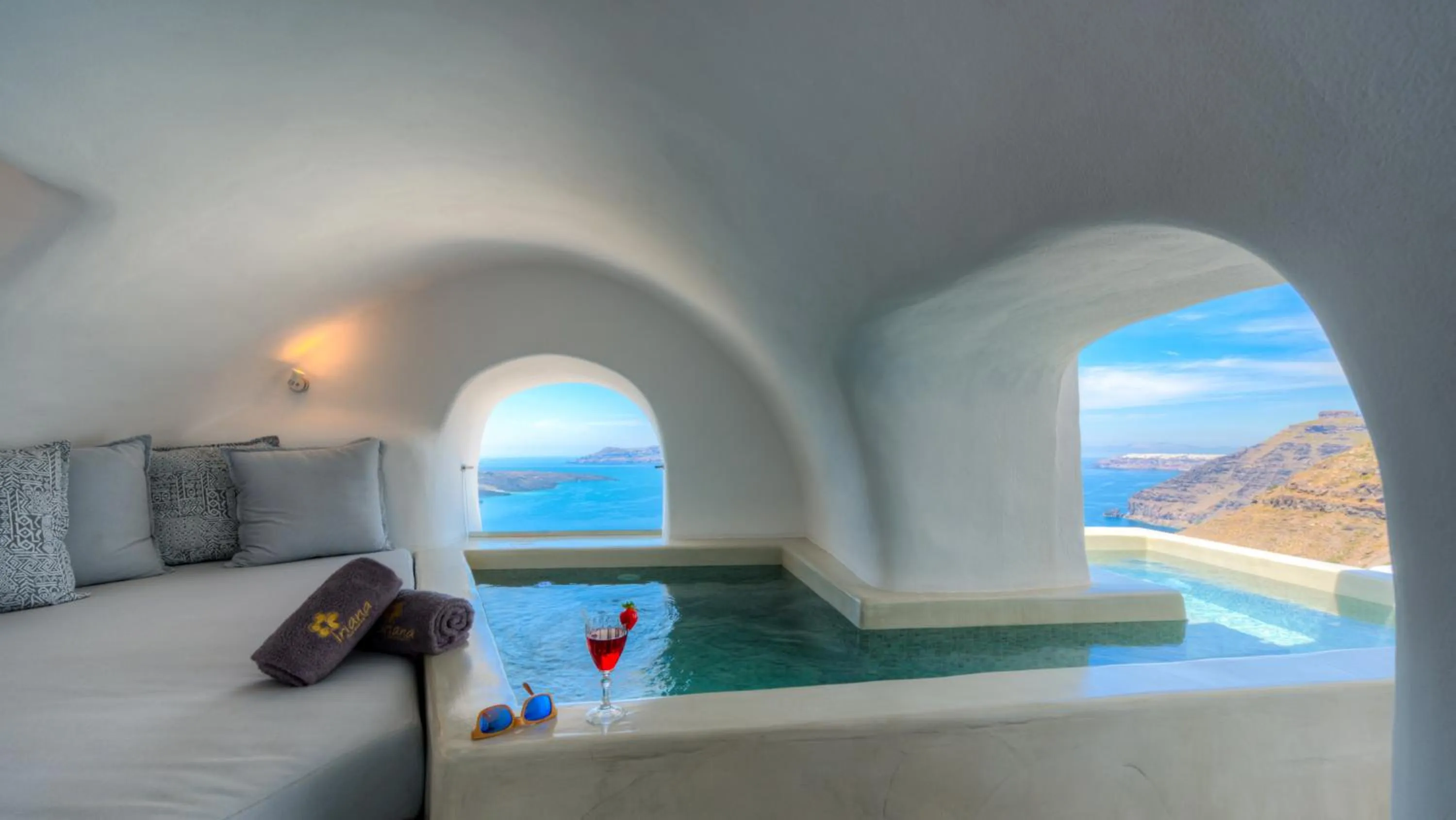 Hot Tub, Bed in Iriana Suites