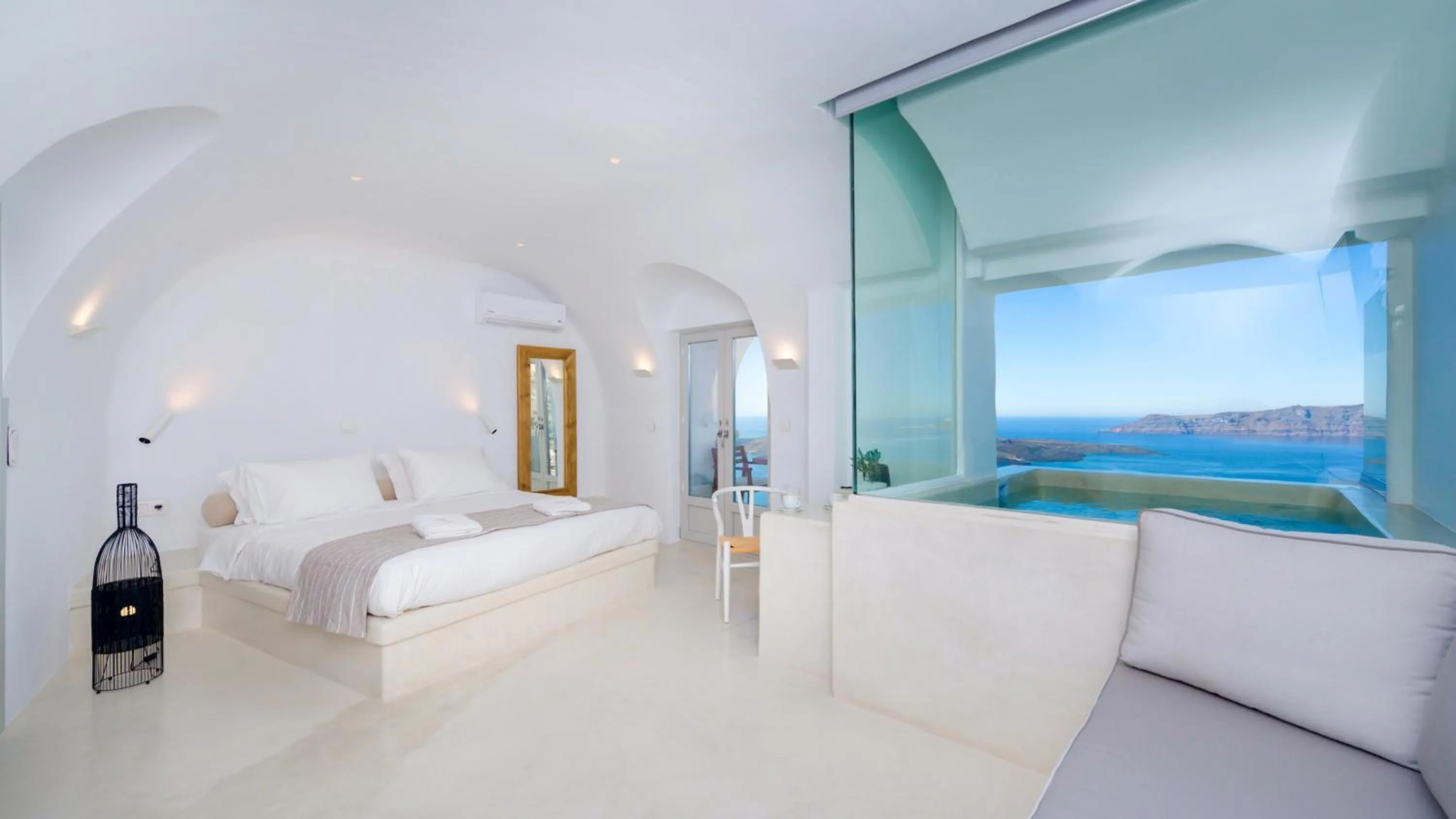 Photo of the whole room, Bed in Iriana Suites