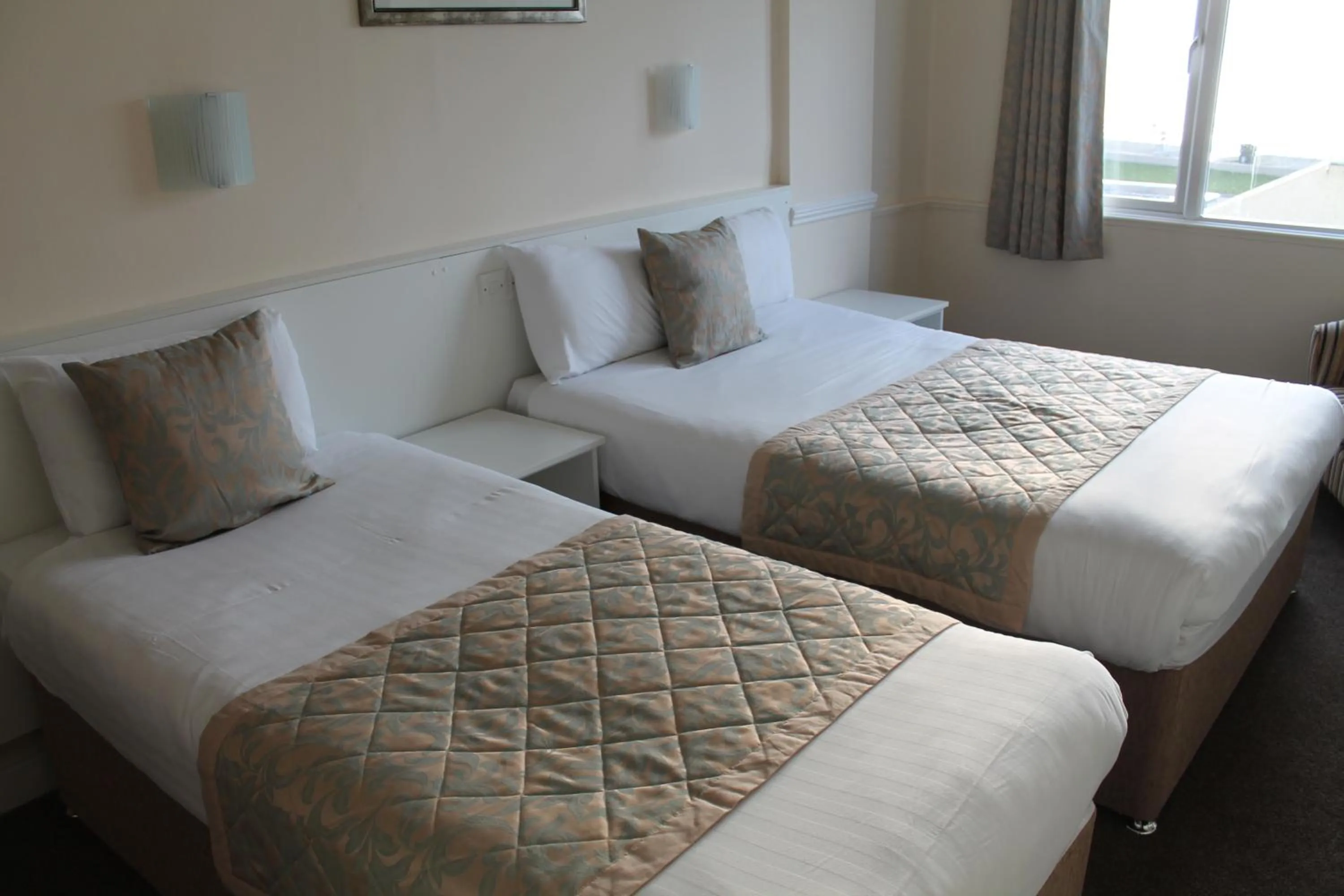 Photo of the whole room, Bed in Craig-y-Don