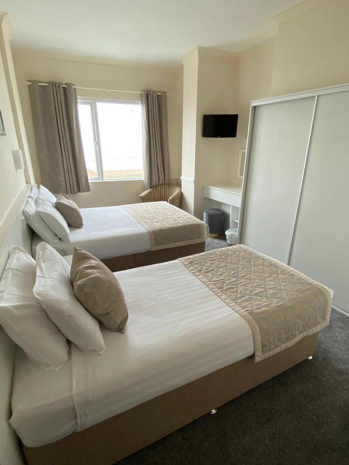 Photo of the whole room, Bed in Craig-y-Don