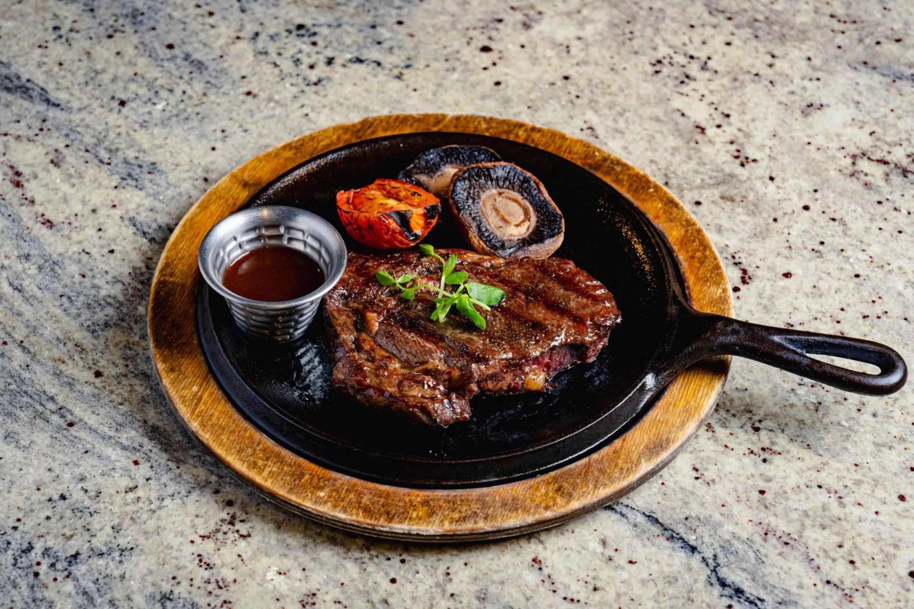 Lounge or bar in Sheraton Skyline Hotel London Heathrow