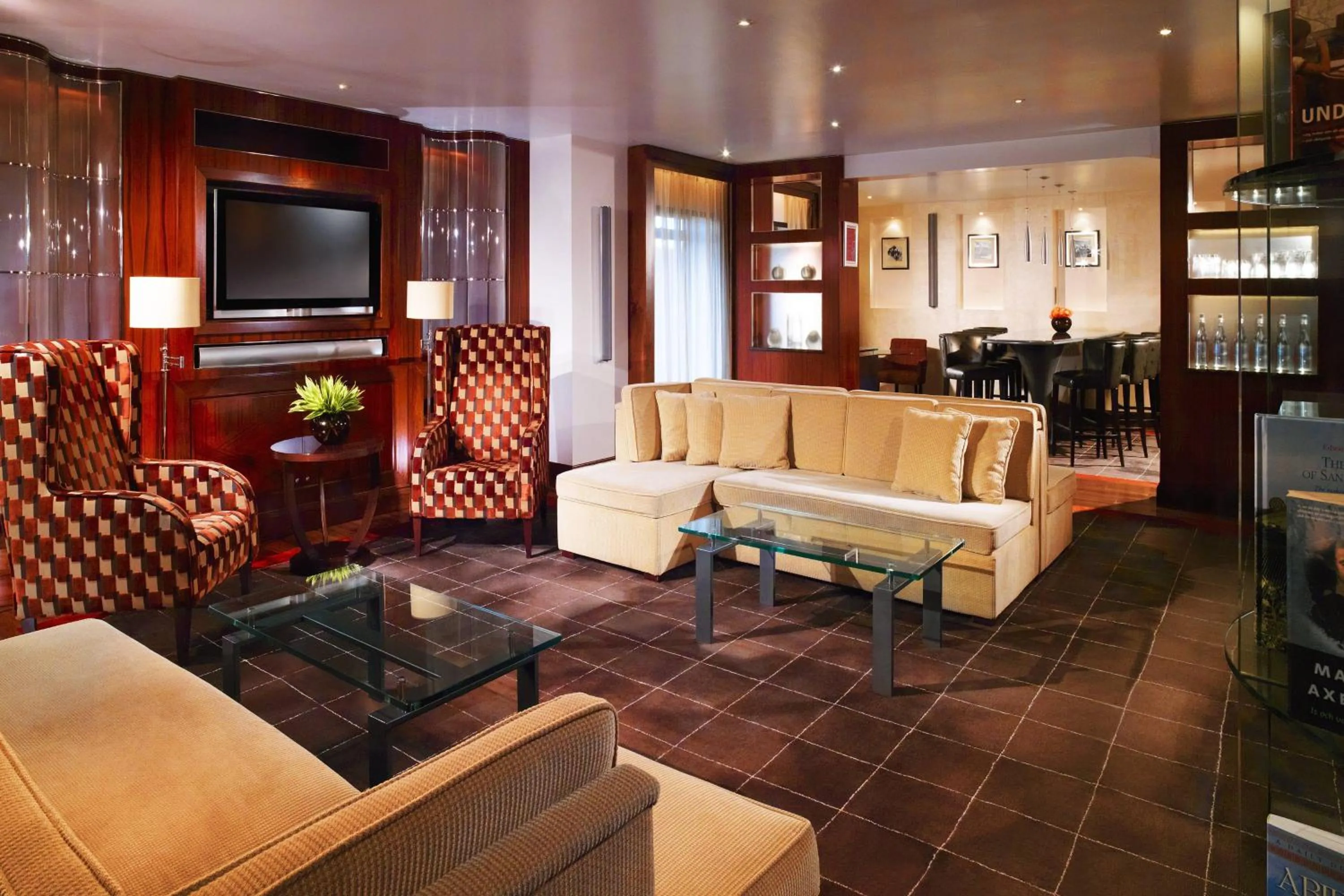 Lounge or bar in Sheraton Skyline Hotel London Heathrow