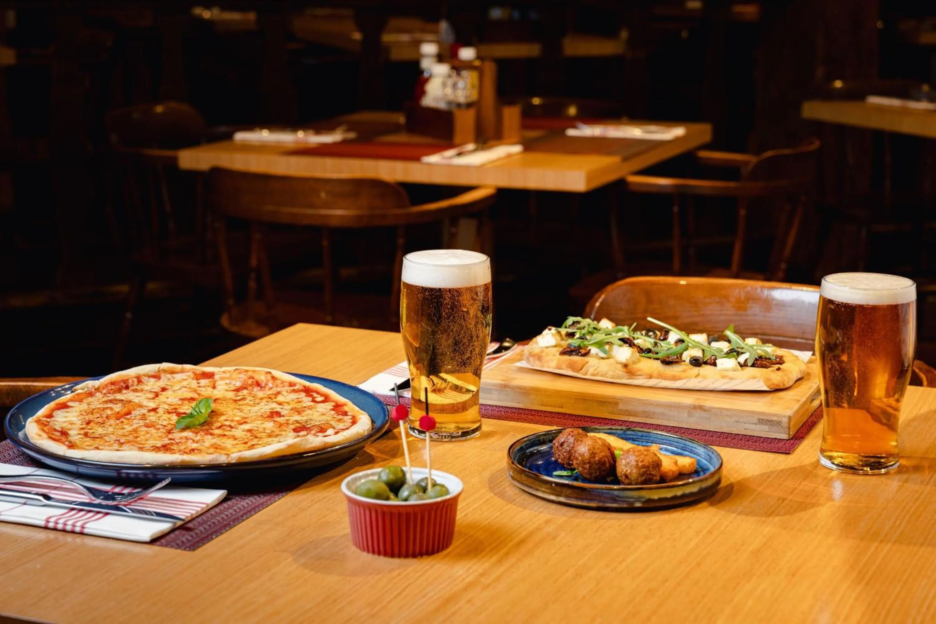 Lounge or bar in Sheraton Skyline Hotel London Heathrow