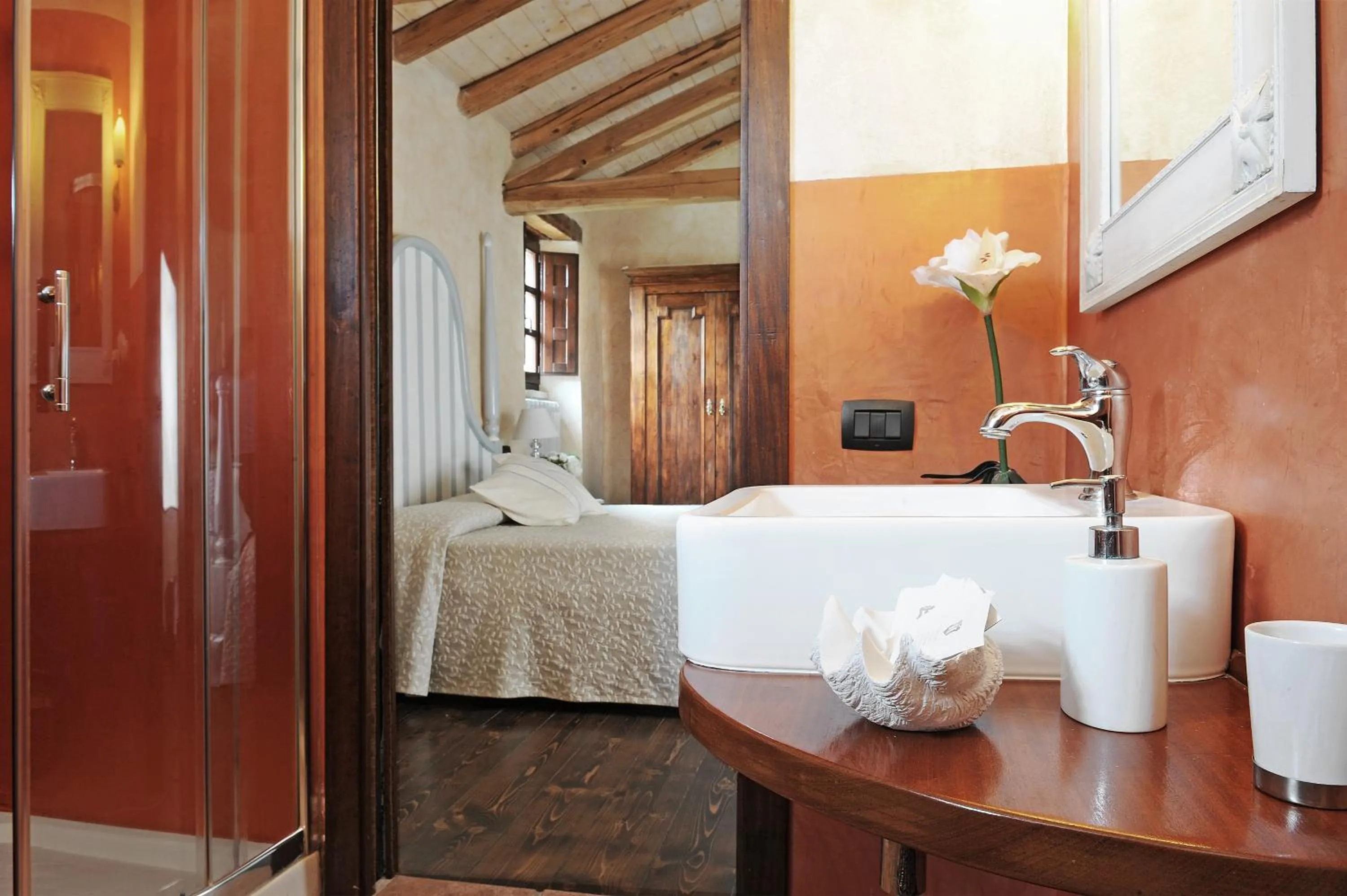 Shower, Bed in Antica Locanda Lunetta