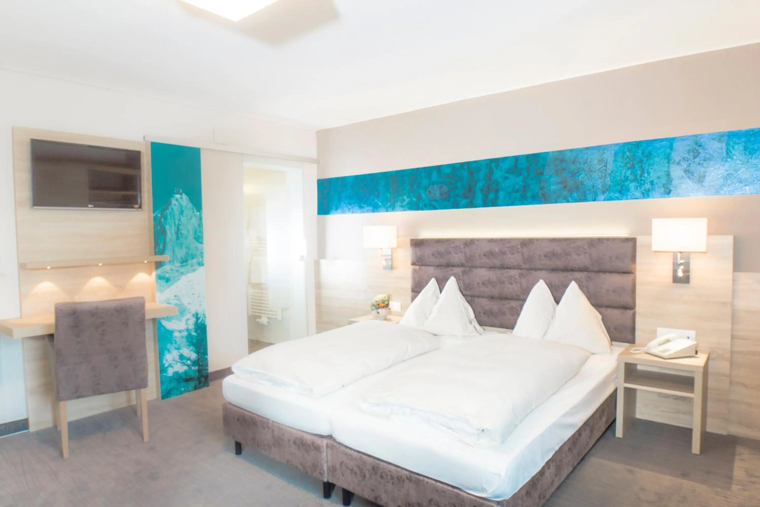 Bed in Hotel Neue Post