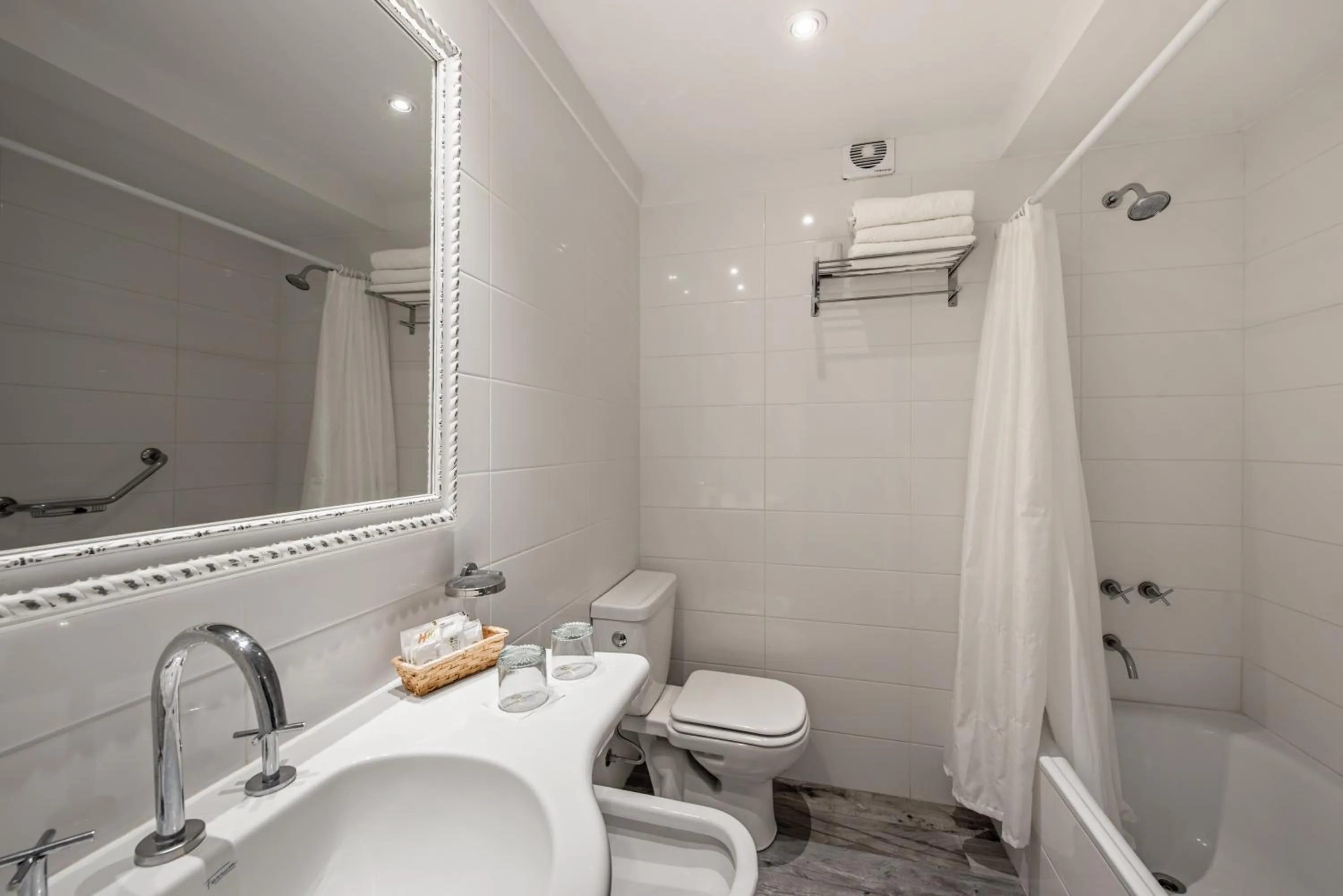 Toilet in Sennac Hotel