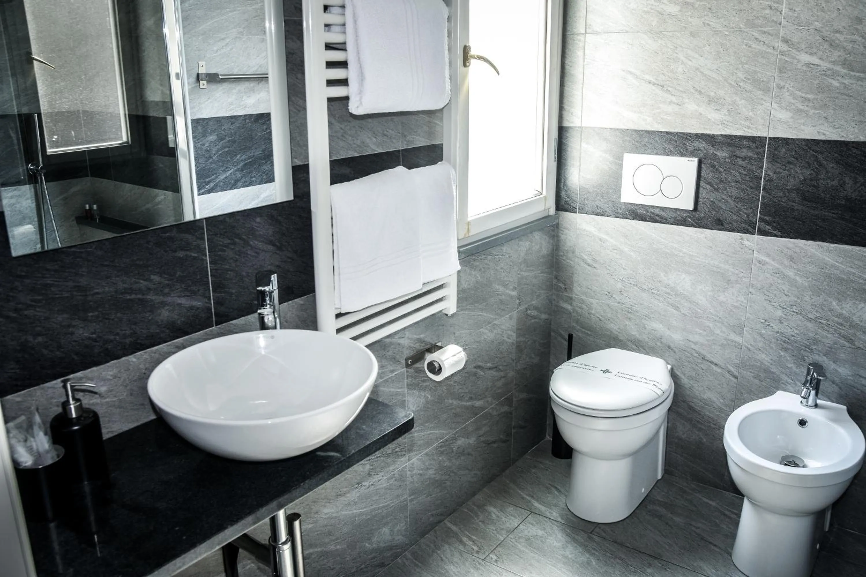 Bathroom in Affittacamere Delfo