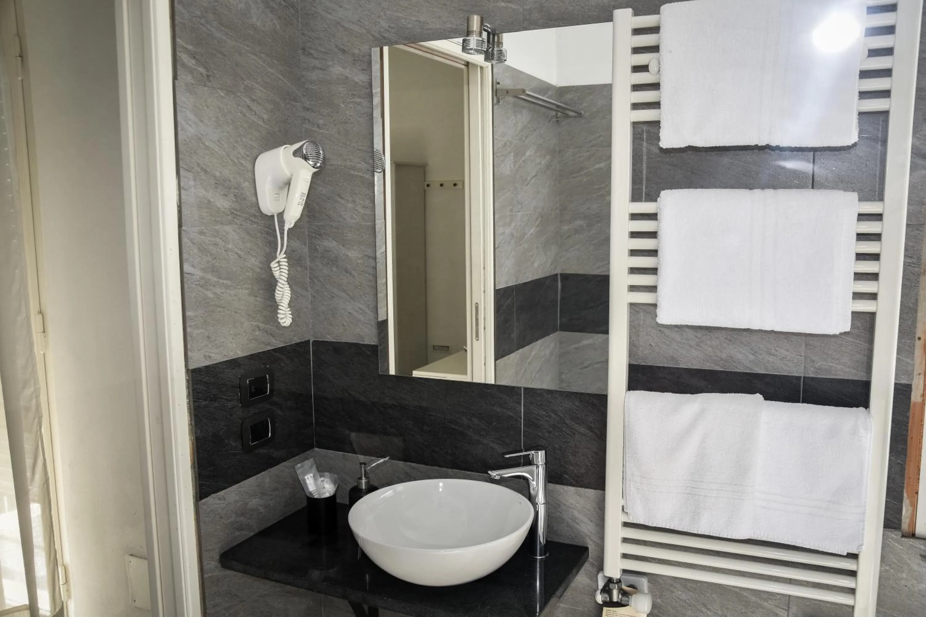 Bathroom in Affittacamere Delfo