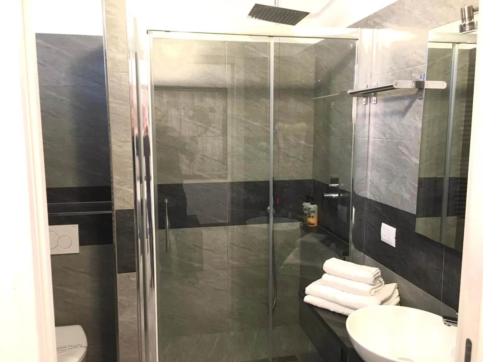 Toilet in Affittacamere Delfo