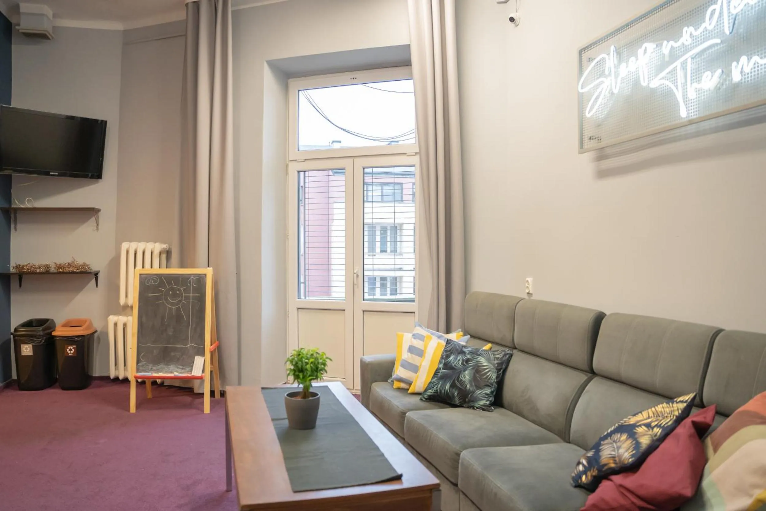 Communal lounge/ TV room in Moon Hostel Warszawa