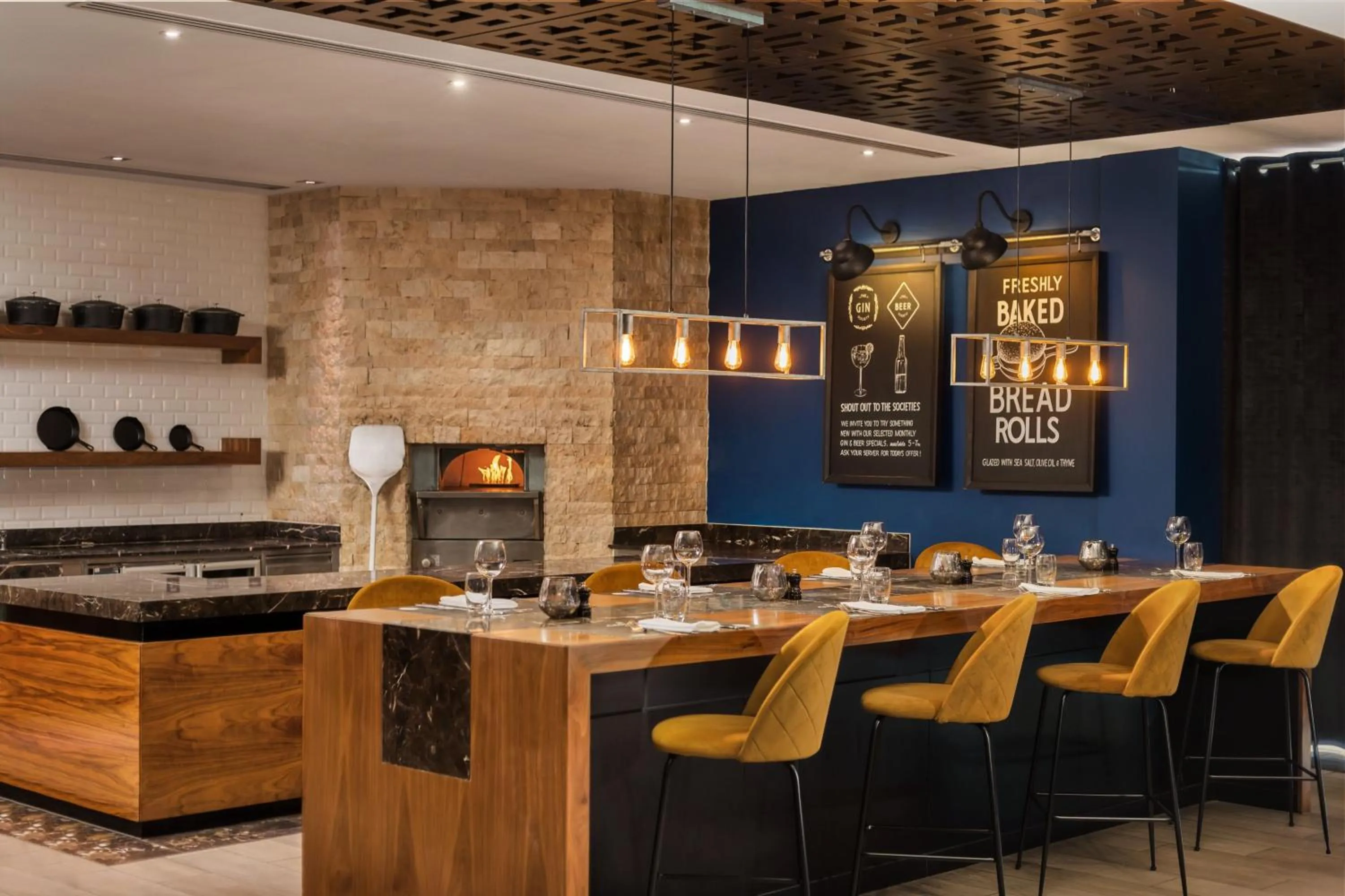 Lounge or bar in Sheraton Heathrow Hotel