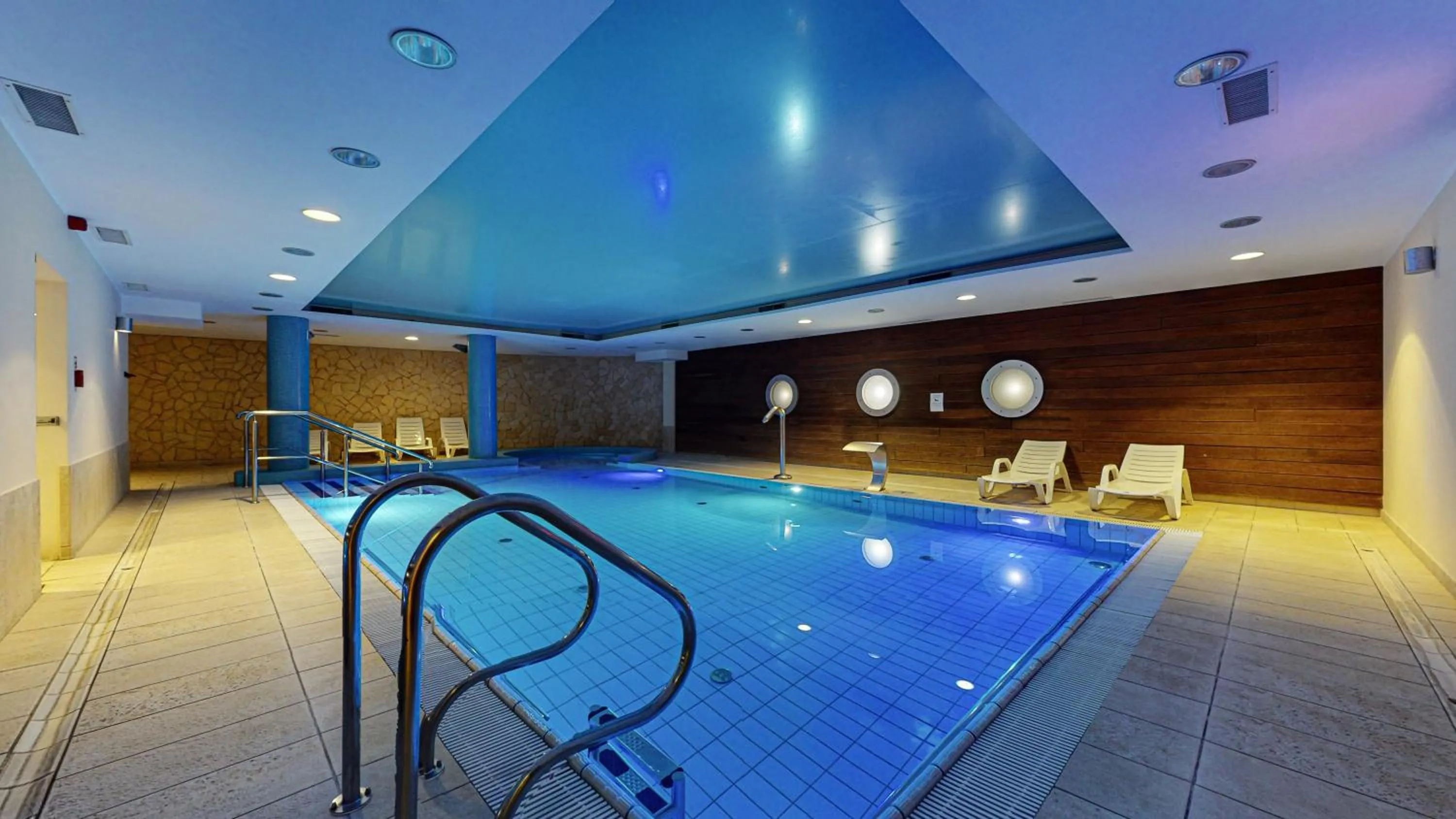 Swimming pool in Hotel Mona Lisa Wellness & Spa