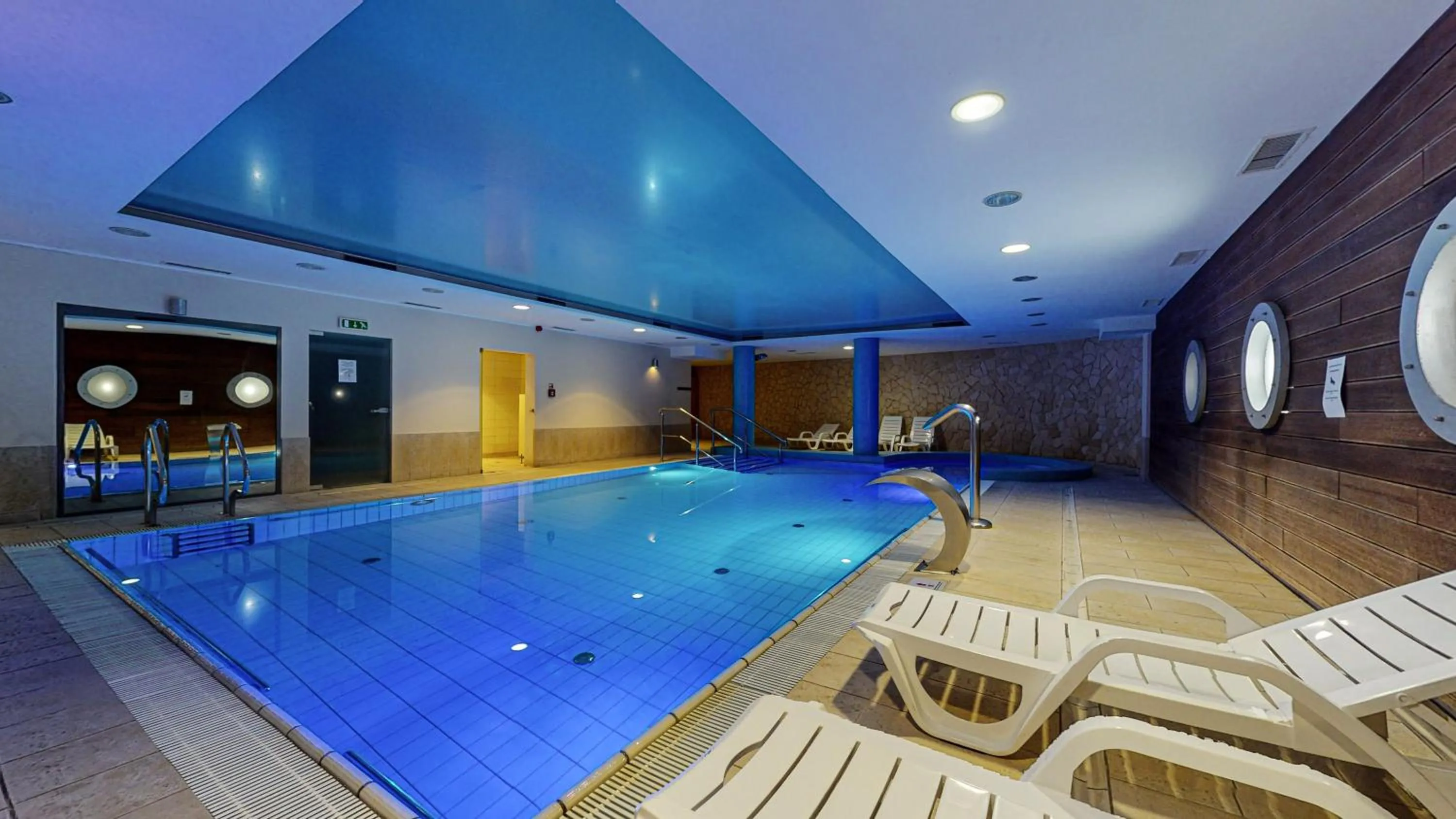 Swimming pool in Hotel Mona Lisa Wellness & Spa