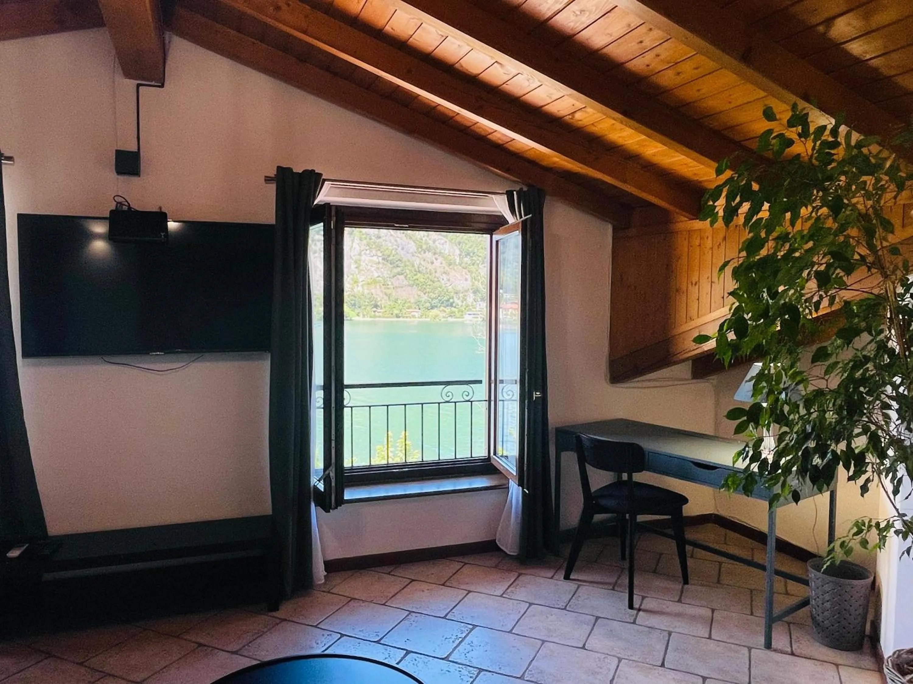 Lake view in Hotel Grotto Bagat