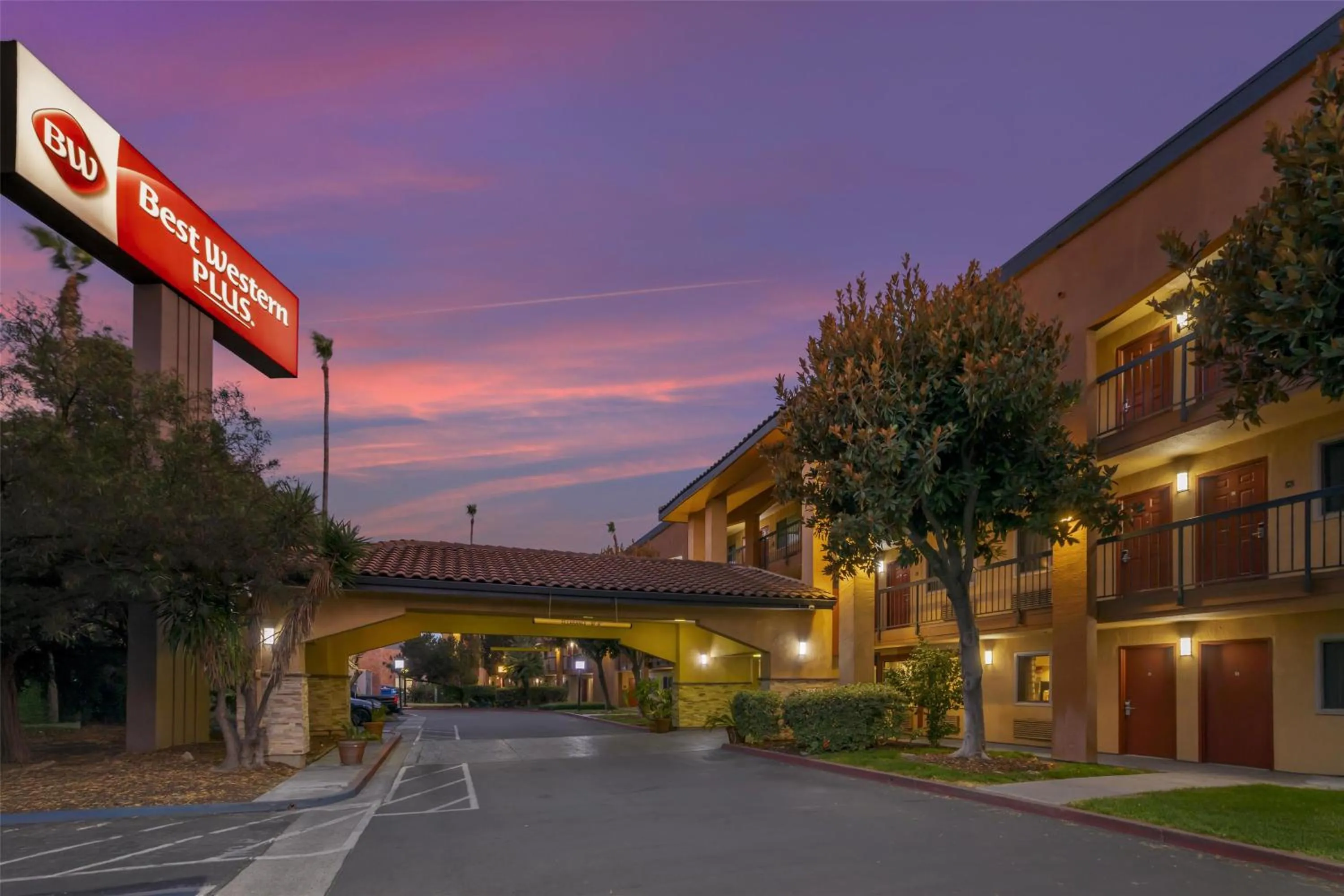 Property building in Best Western Plus Pleasanton Inn