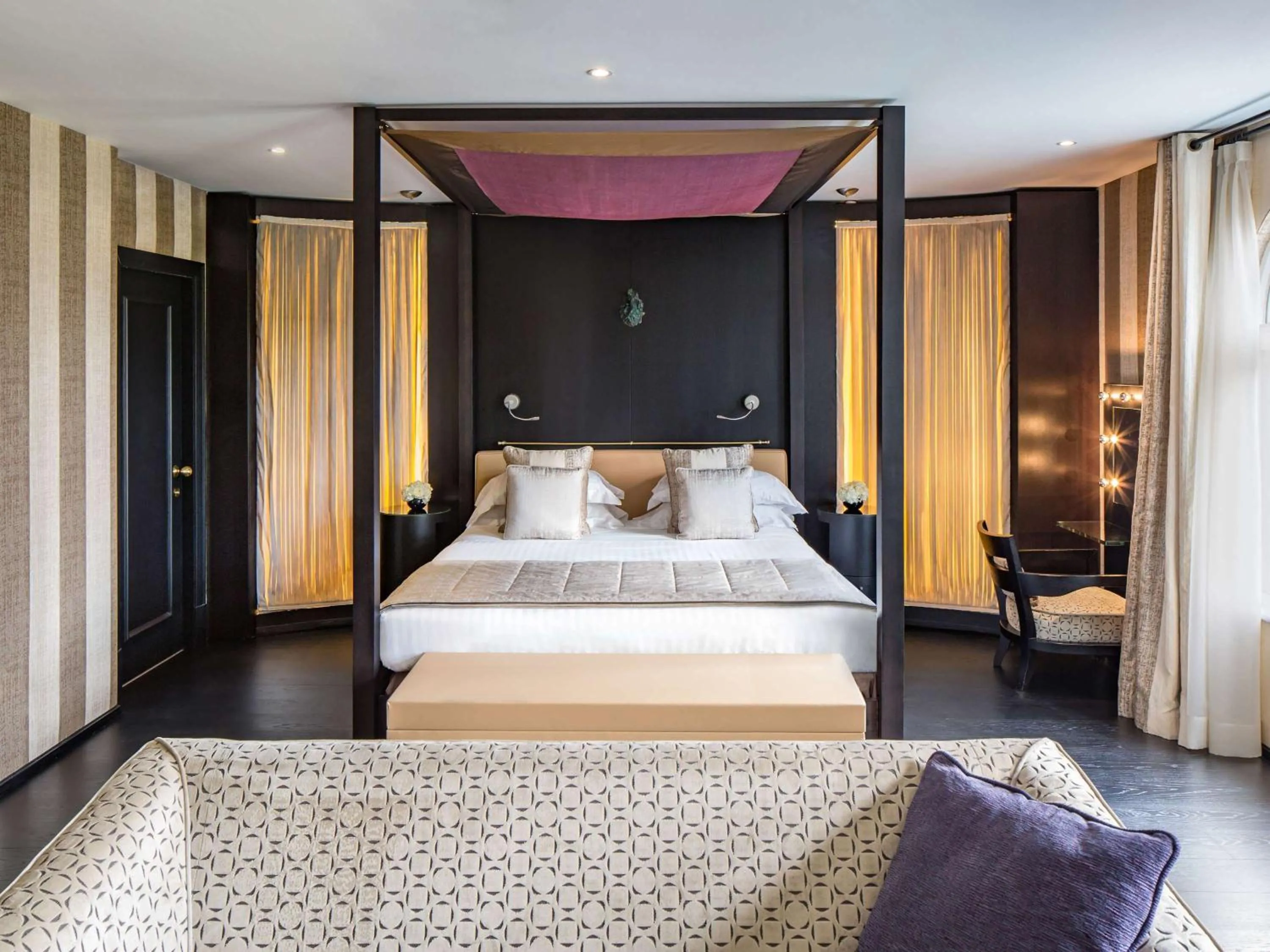 Deluxe Junior Suite in 60 Hyde Park Gate Hotel