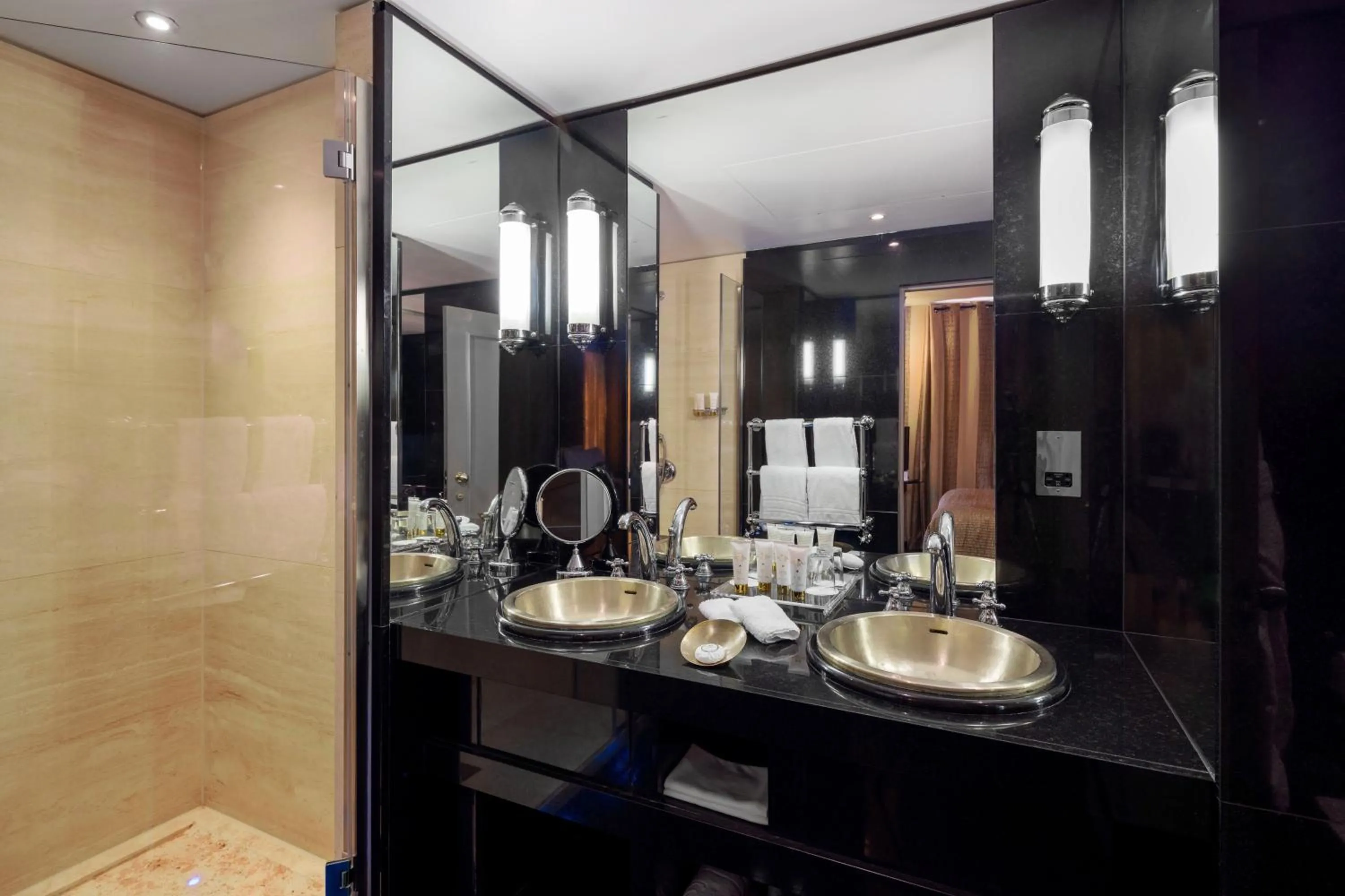 Bathroom in 60 Hyde Park Gate Hotel