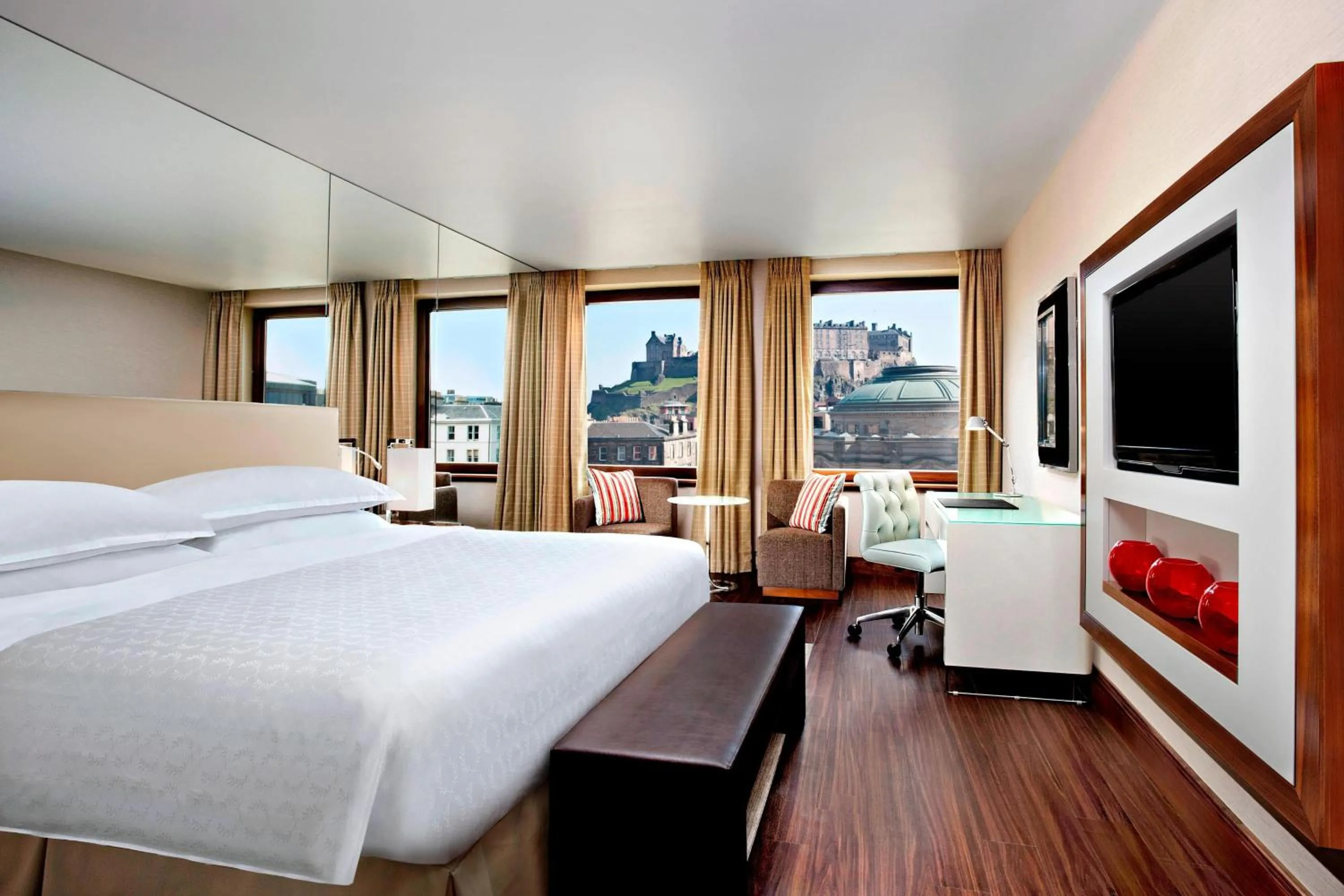 Photo of the whole room, Bed in Sheraton Grand Hotel & Spa