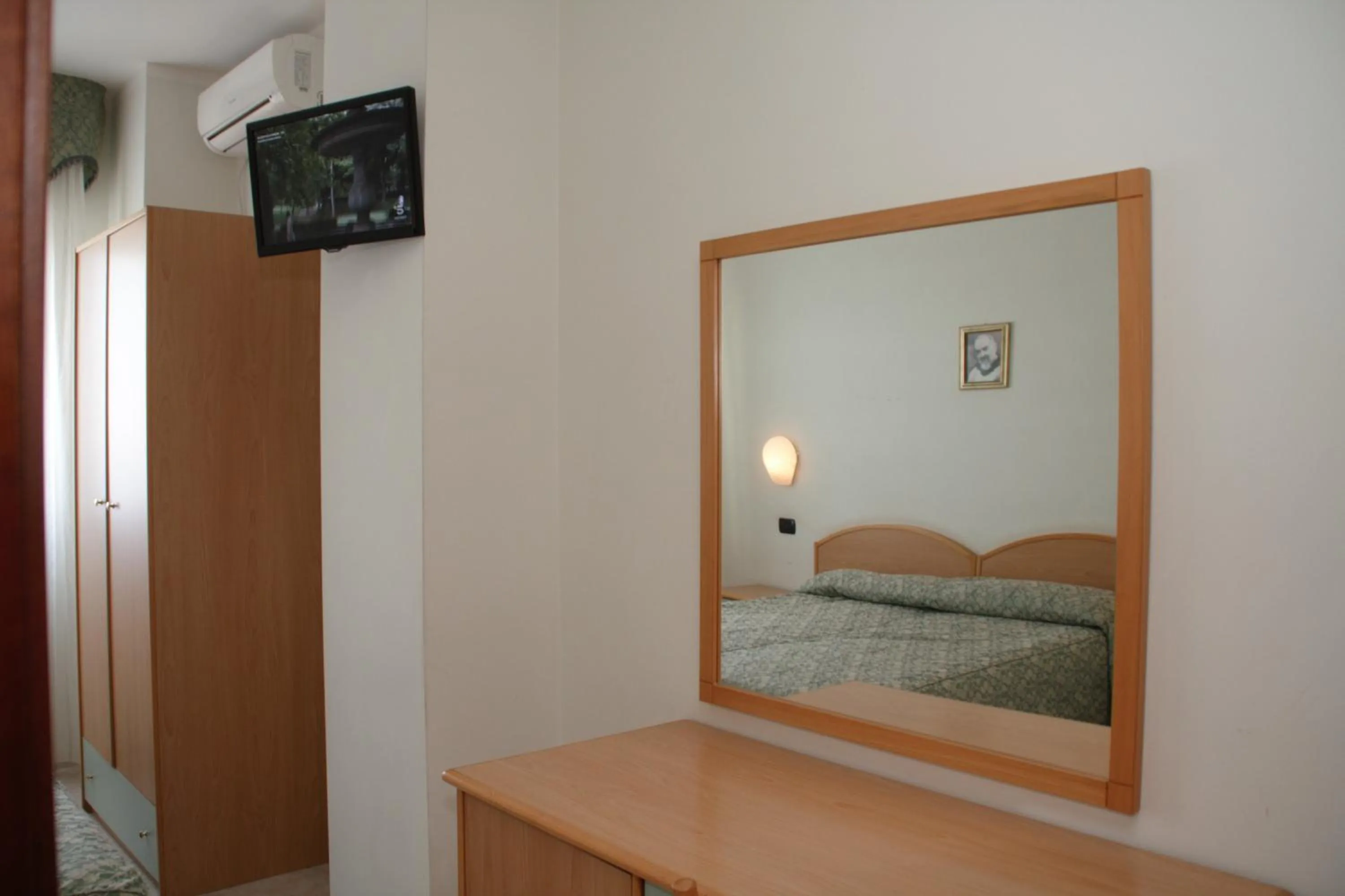 Bedroom, Bed in Hotel Garden