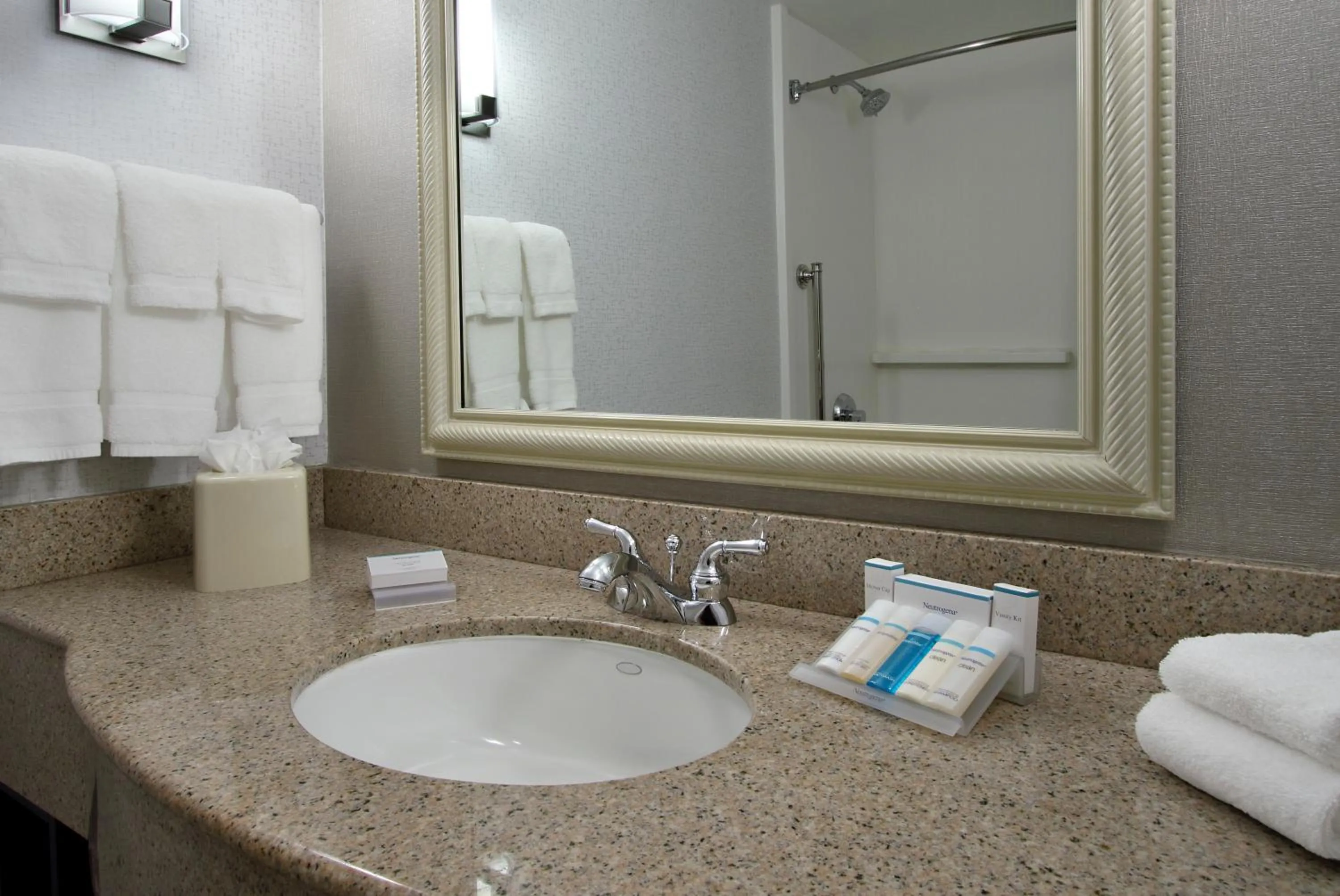 Bathroom in Hilton Garden Inn Sonoma County Airport