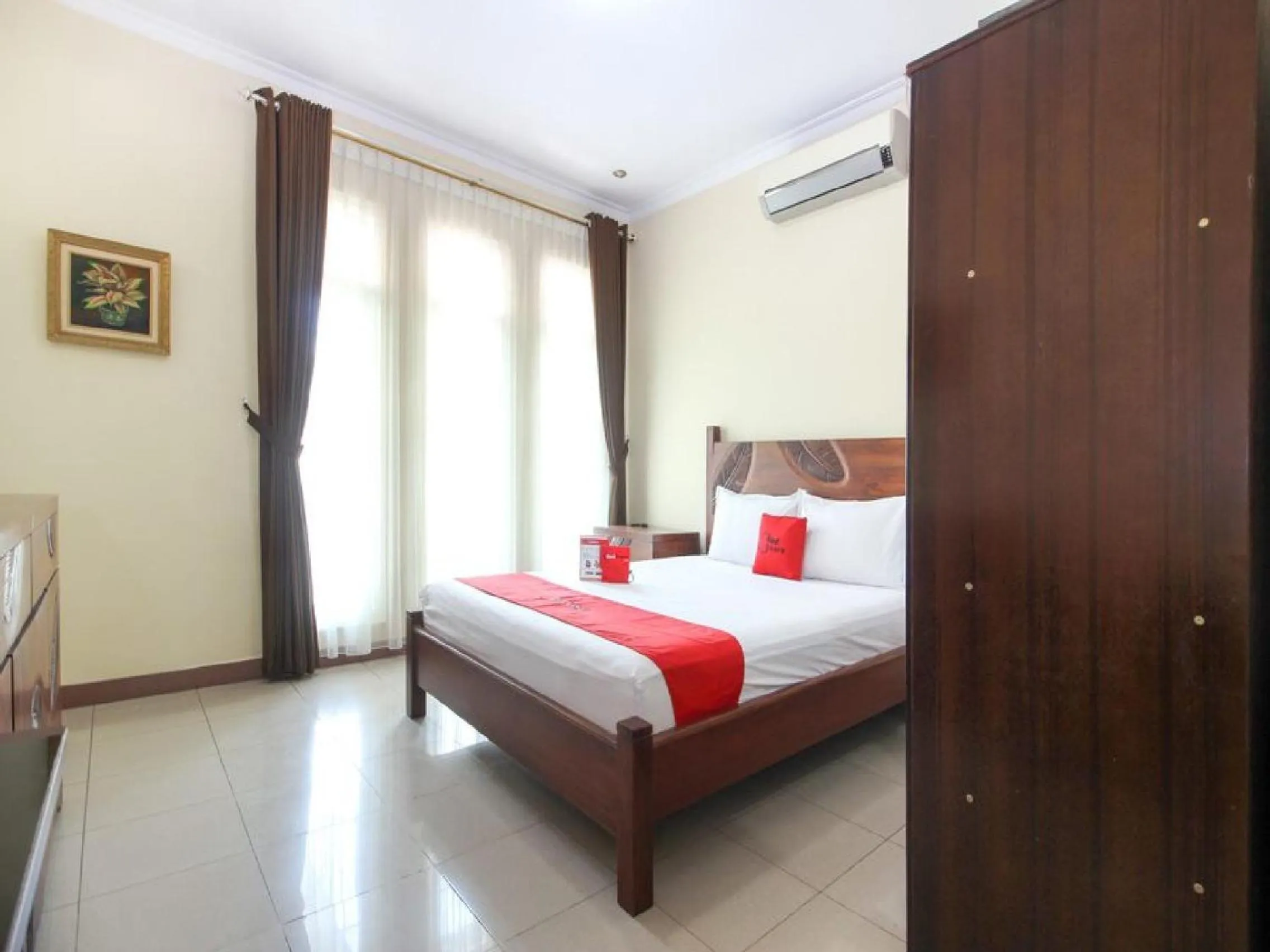 Bedroom, Bed in RedDoorz Plus near STIE YKPN