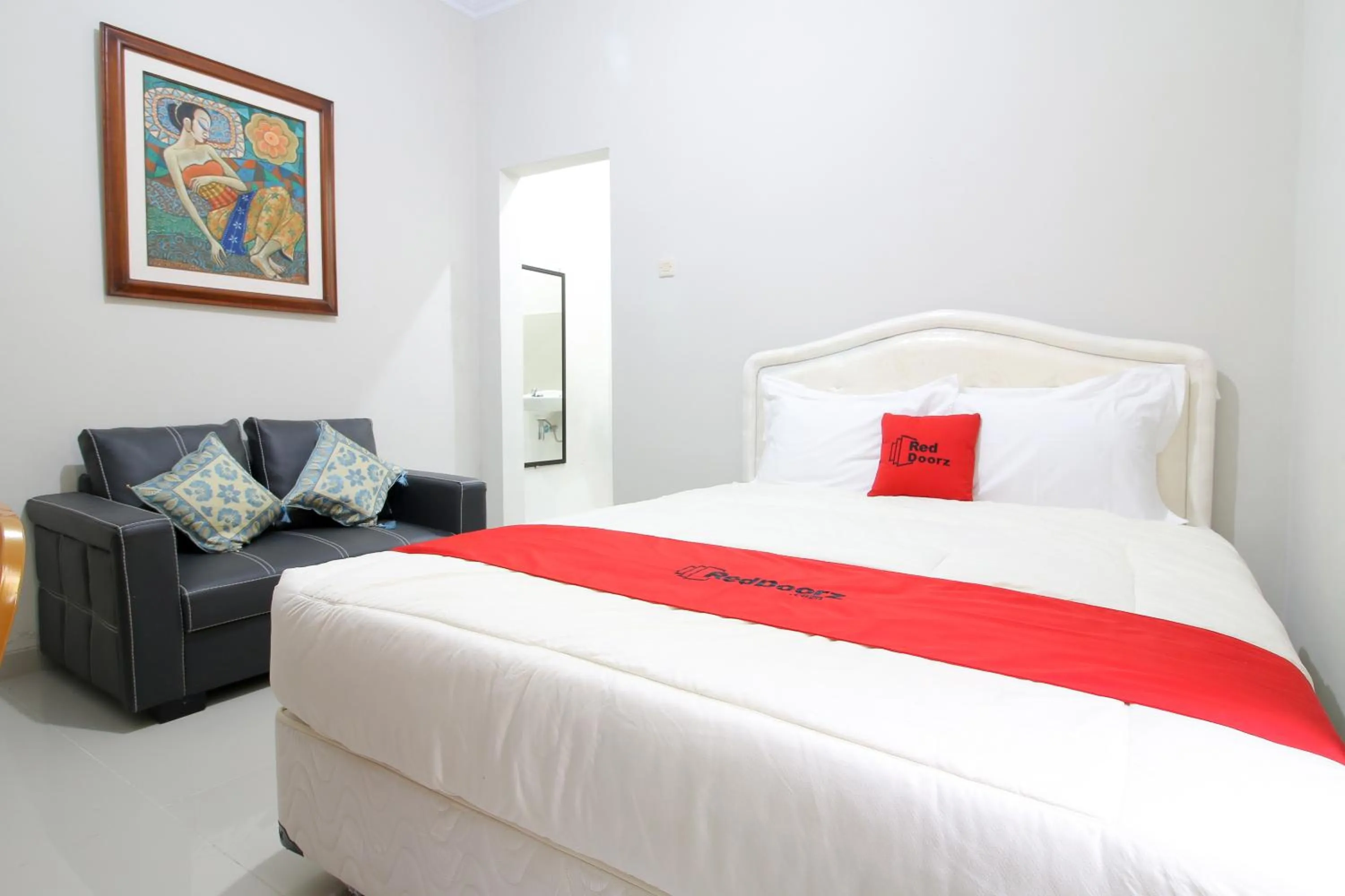 Bedroom, Bed in RedDoorz Plus near STIE YKPN