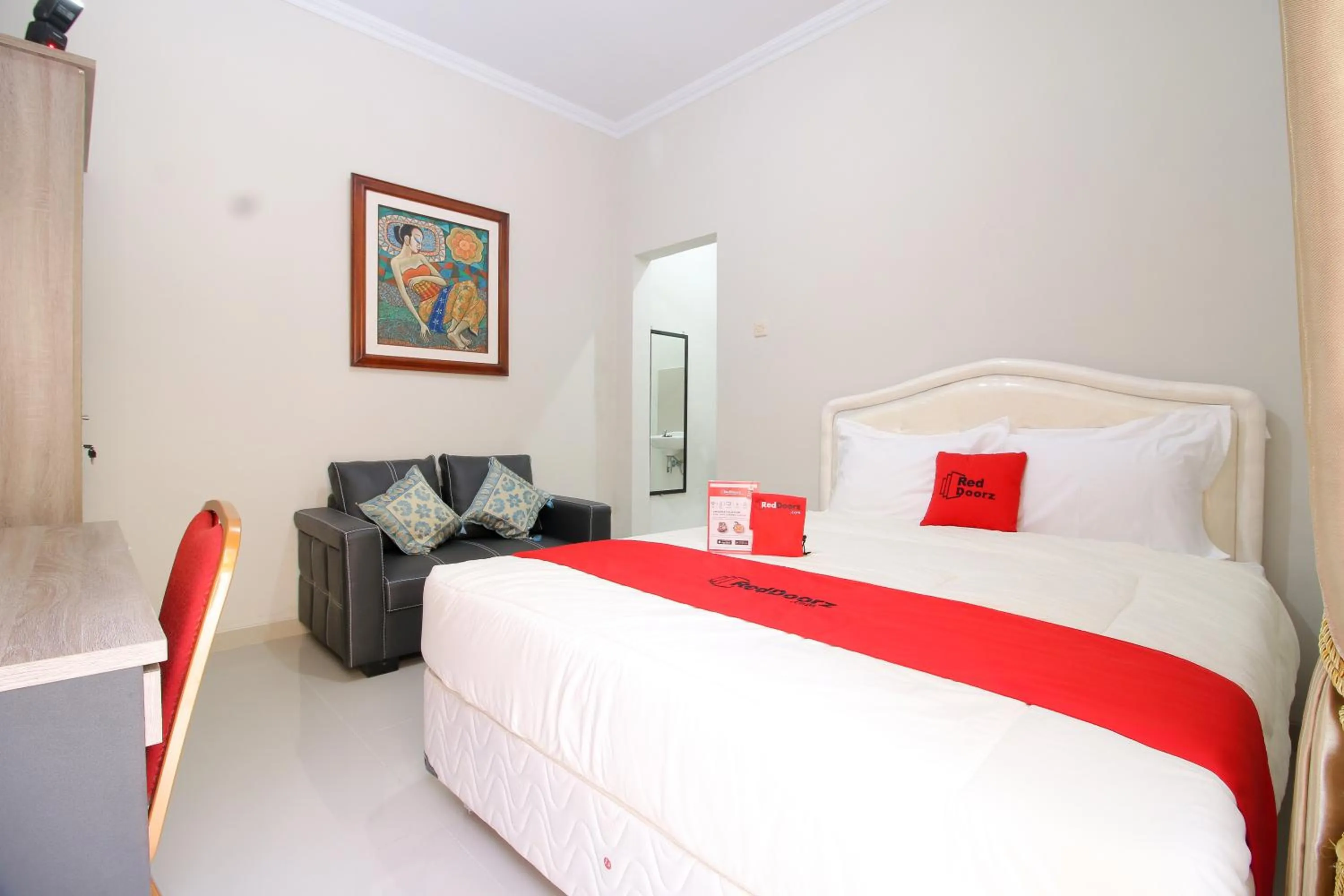 Bedroom, Bed in RedDoorz Plus near STIE YKPN
