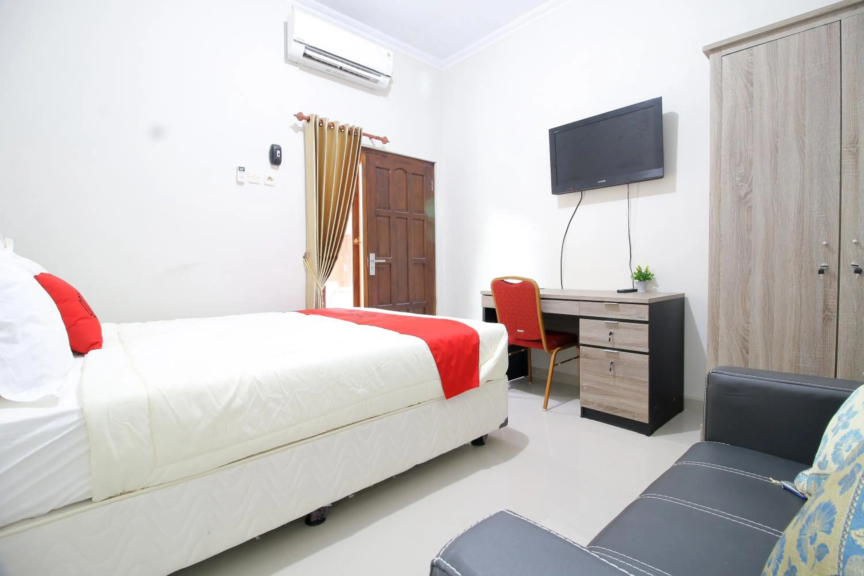 Bedroom, Bed in RedDoorz Plus near STIE YKPN