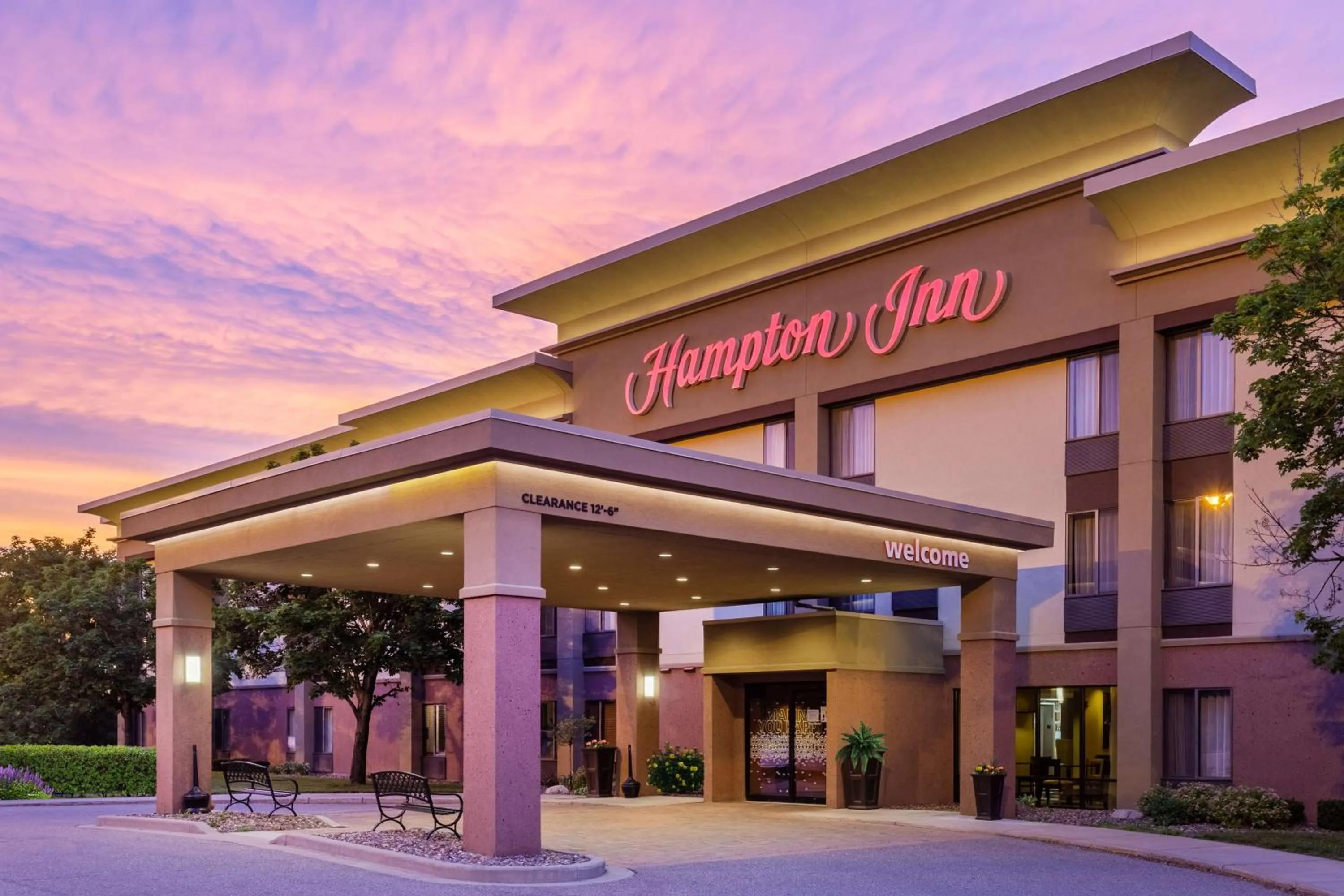 Property building in Hampton Inn Eau Claire