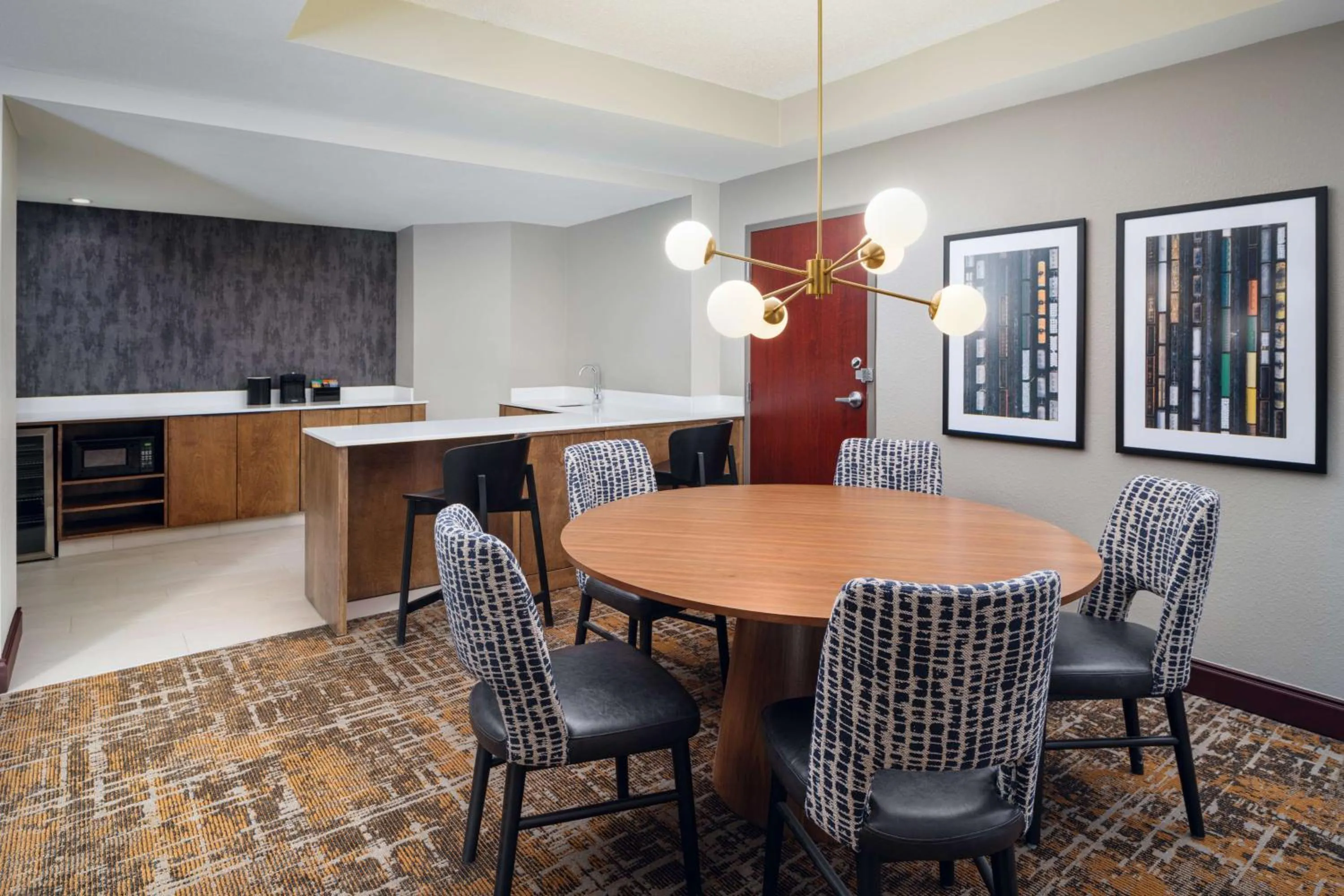 Kitchen or kitchenette in Embassy Suites Huntsville