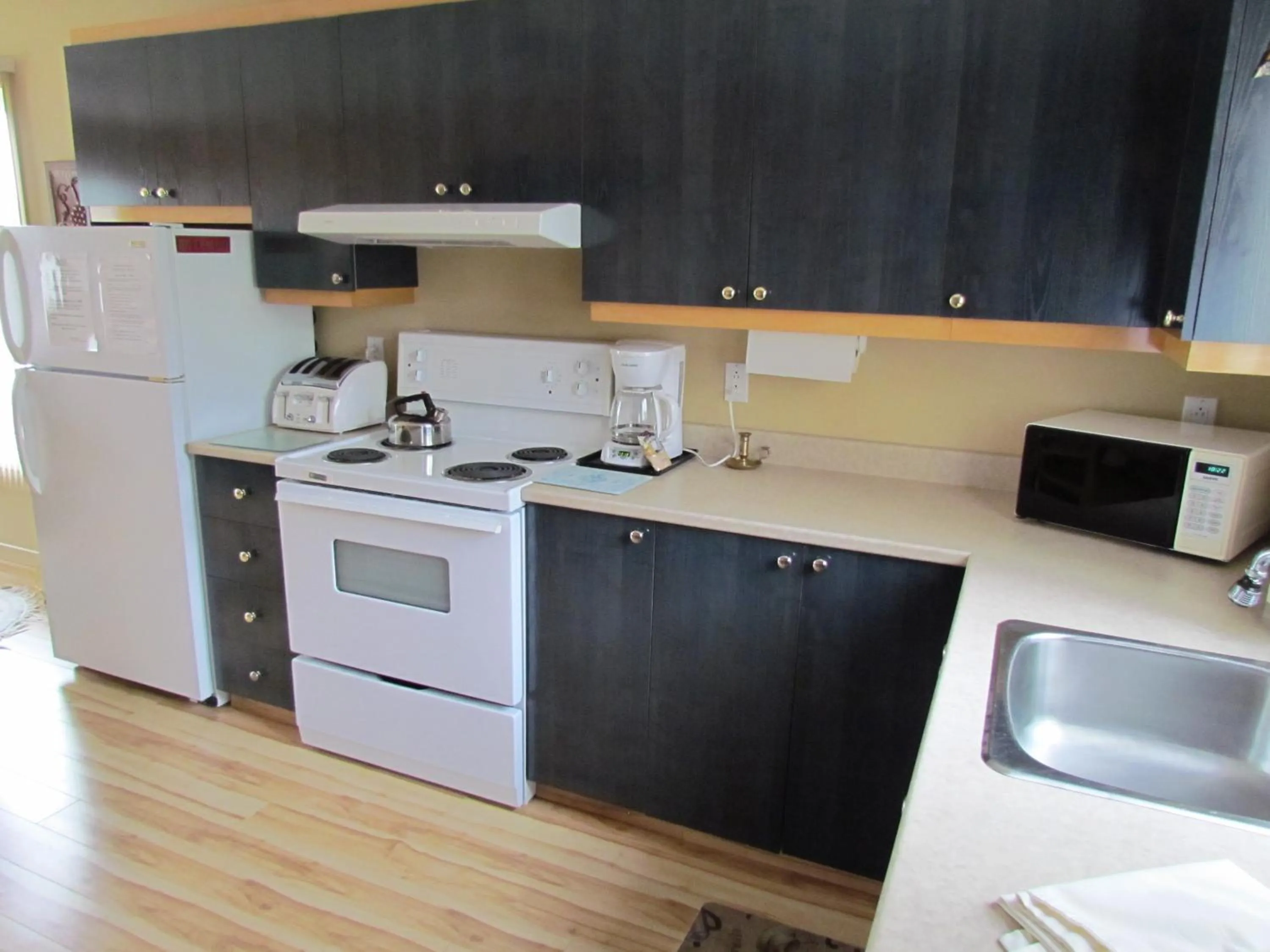 Kitchen or kitchenette in Les Chalets au Bord de la Mer