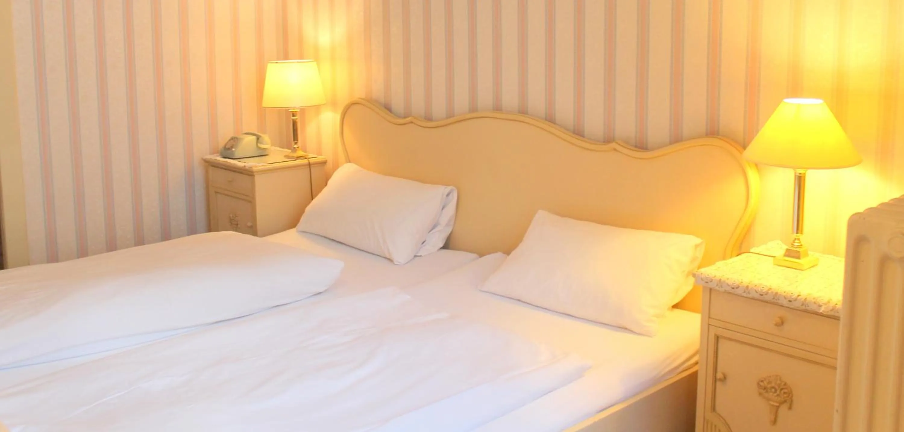 Bed in Hotel-Pension Funk am Kurfürstendamm