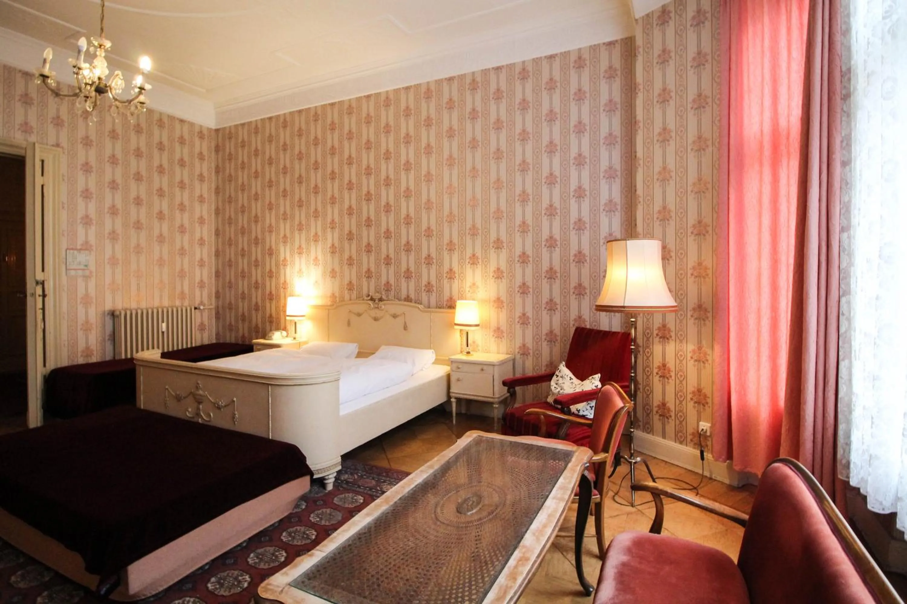 Photo of the whole room, Bed in Hotel-Pension Funk am Kurfürstendamm