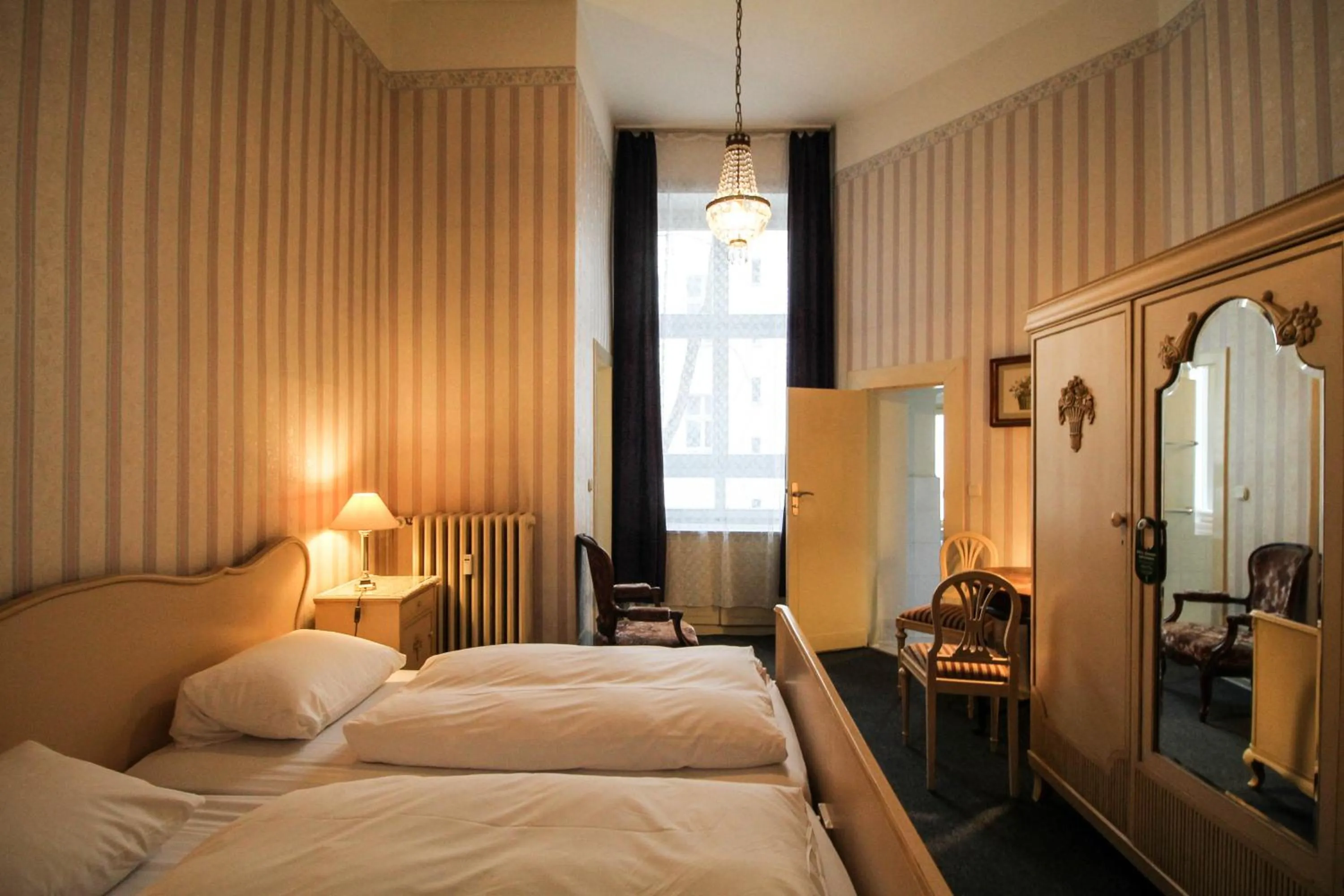 Photo of the whole room, Bed in Hotel-Pension Funk am Kurfürstendamm
