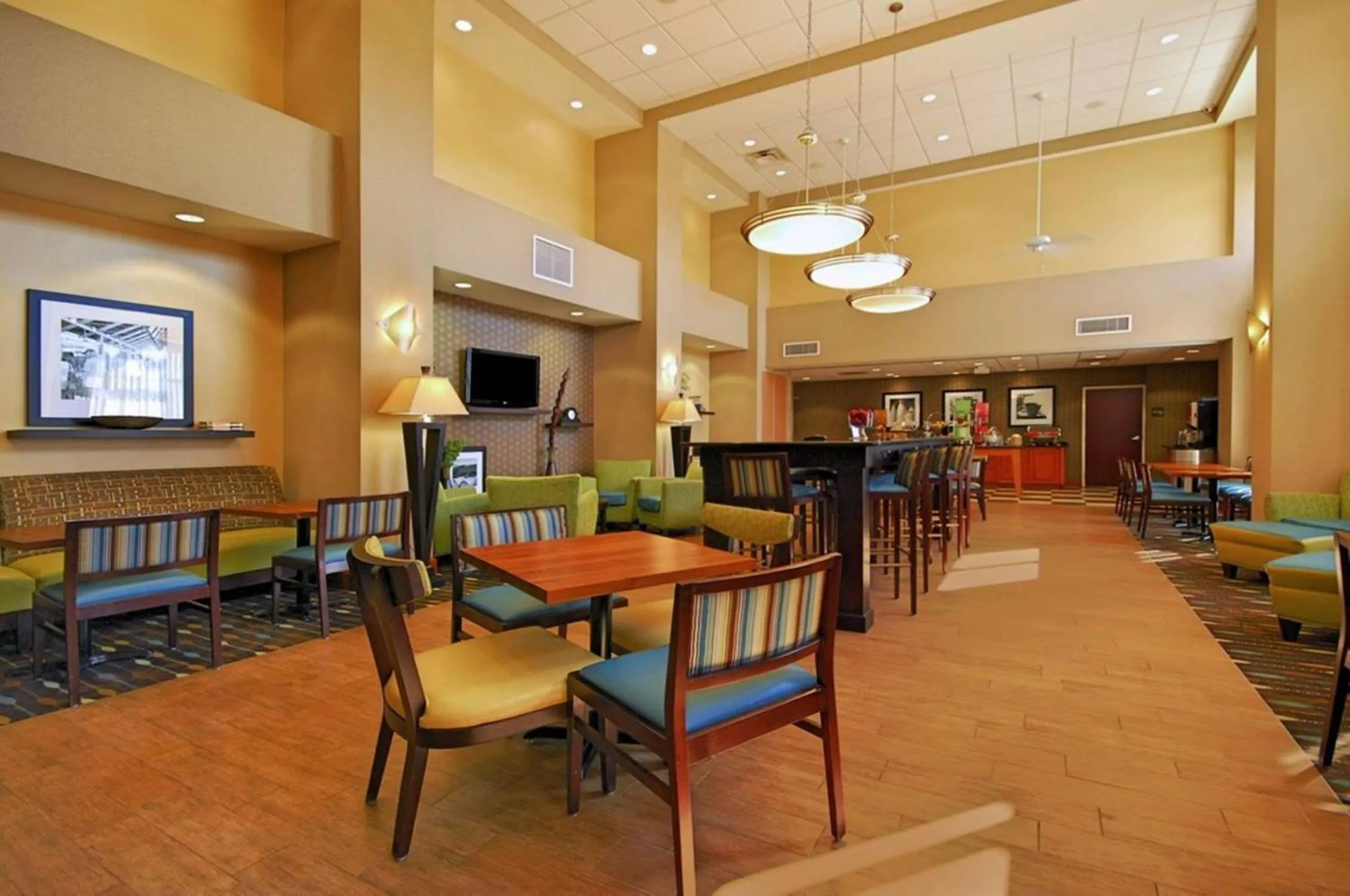 Dining area in Hampton Inn and Suites New Iberia