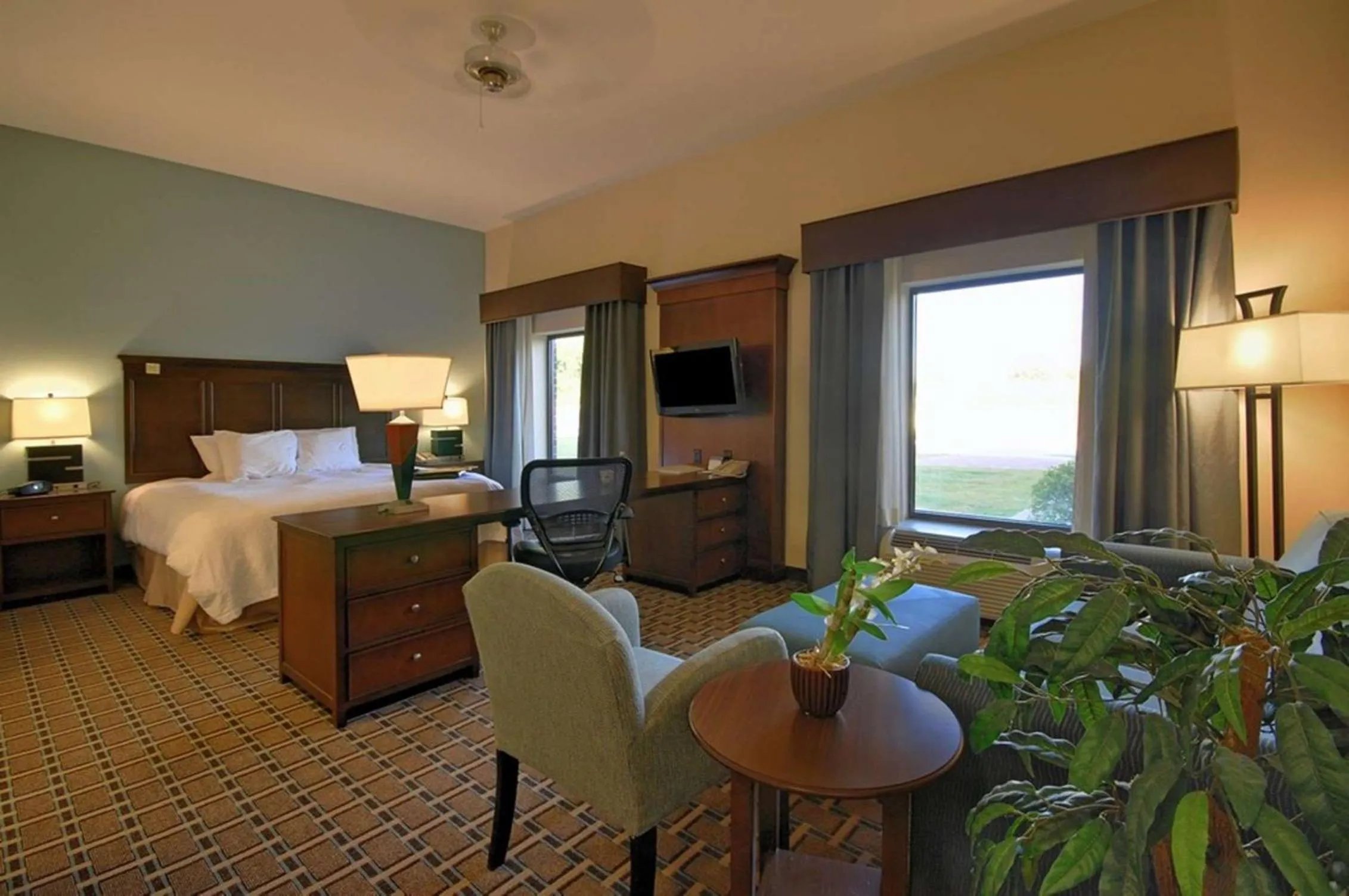 Bed in Hampton Inn and Suites New Iberia