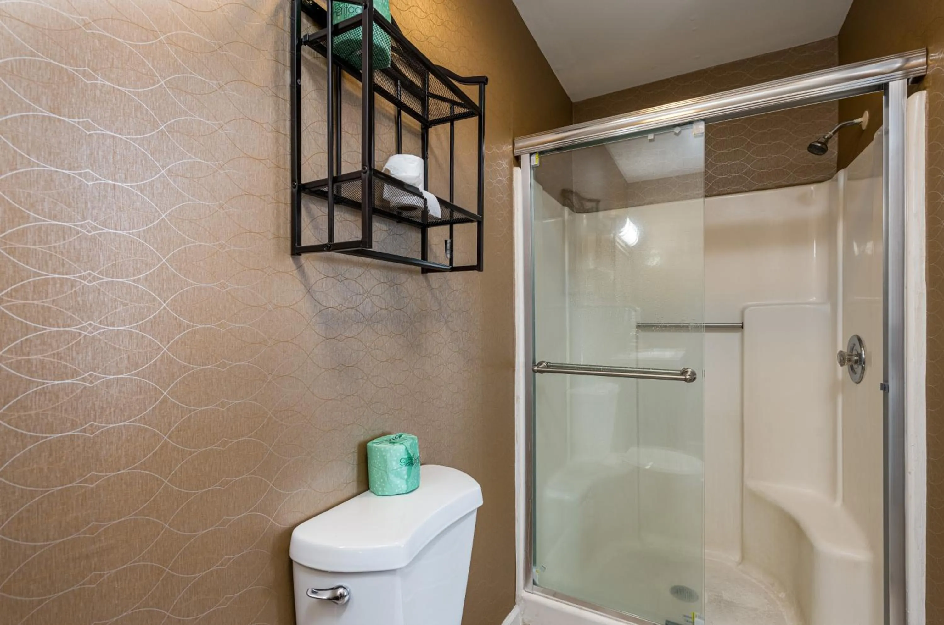 Shower in Boardwalk Hotel Charlee & Apartments Beach Hotel Oceanfront