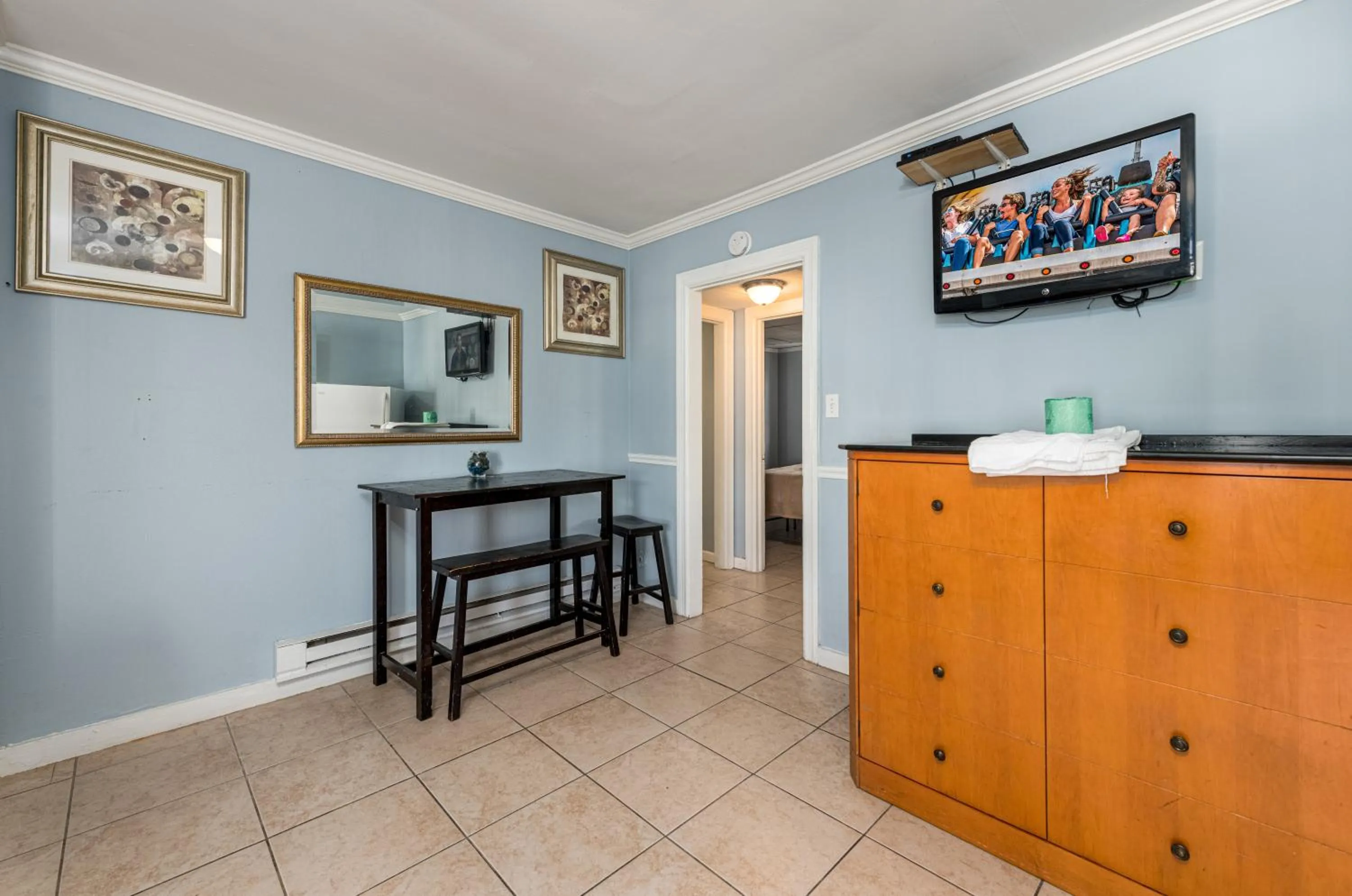 TV and multimedia in Boardwalk Hotel Charlee & Apartments Beach Hotel Oceanfront