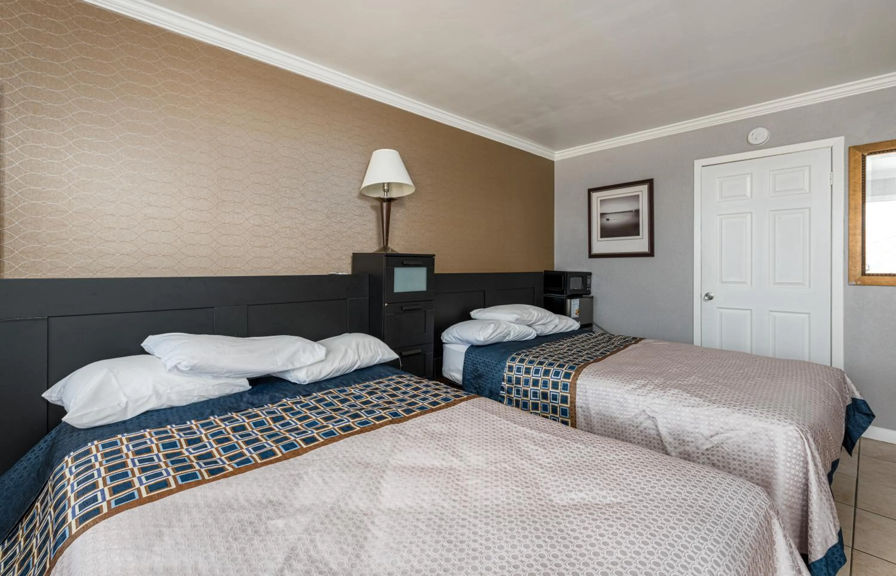 Photo of the whole room, Bed in Boardwalk Hotel Charlee & Apartments Beach Hotel Oceanfront