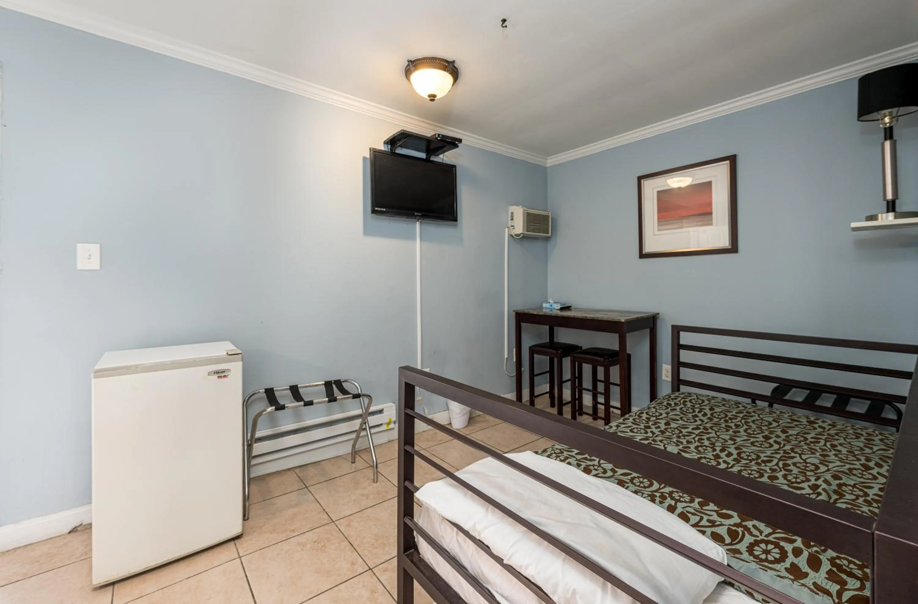 Living room, Bed in Boardwalk Hotel Charlee & Apartments Beach Hotel Oceanfront