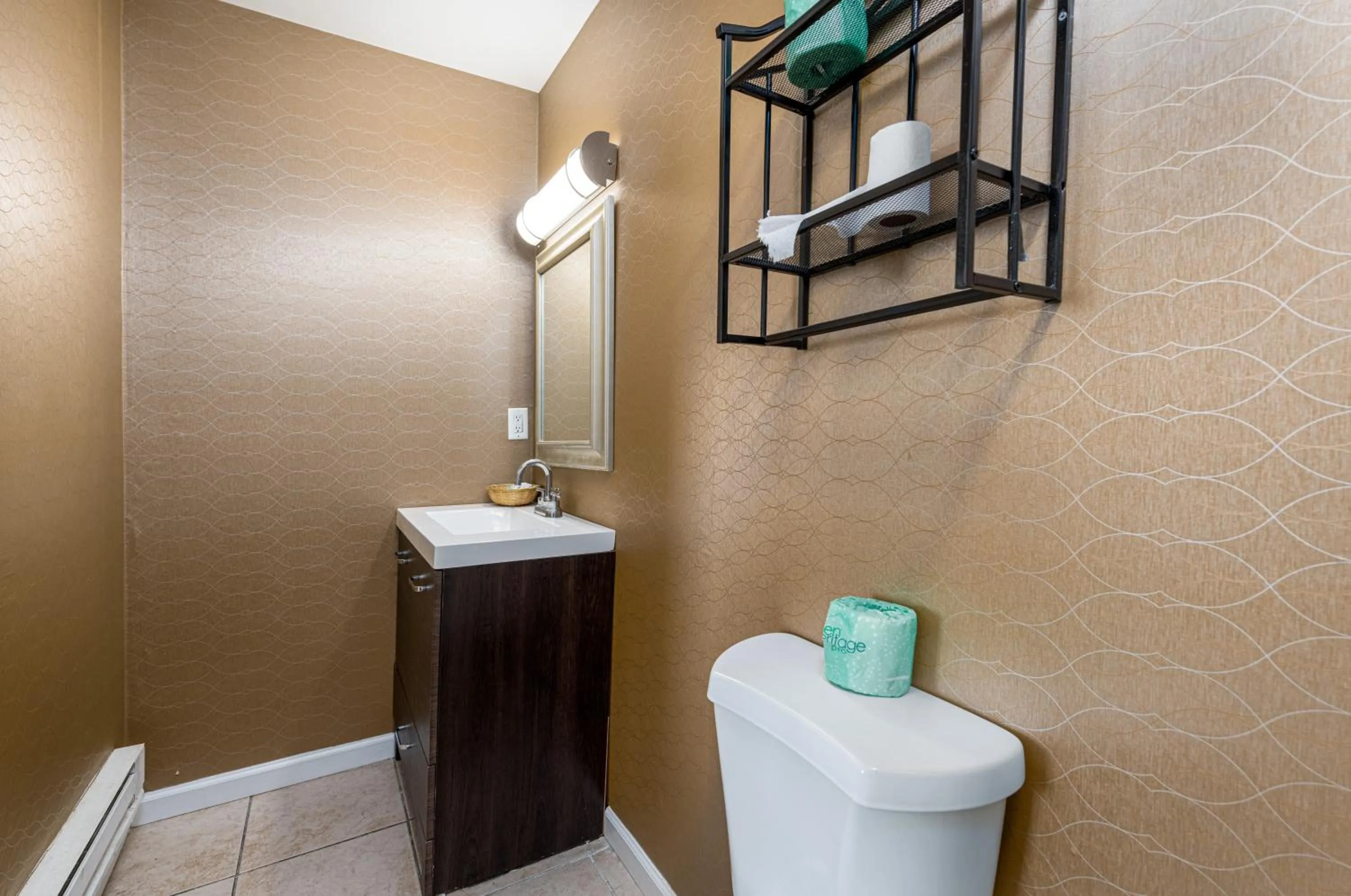 Shower in Boardwalk Hotel Charlee & Apartments Beach Hotel Oceanfront