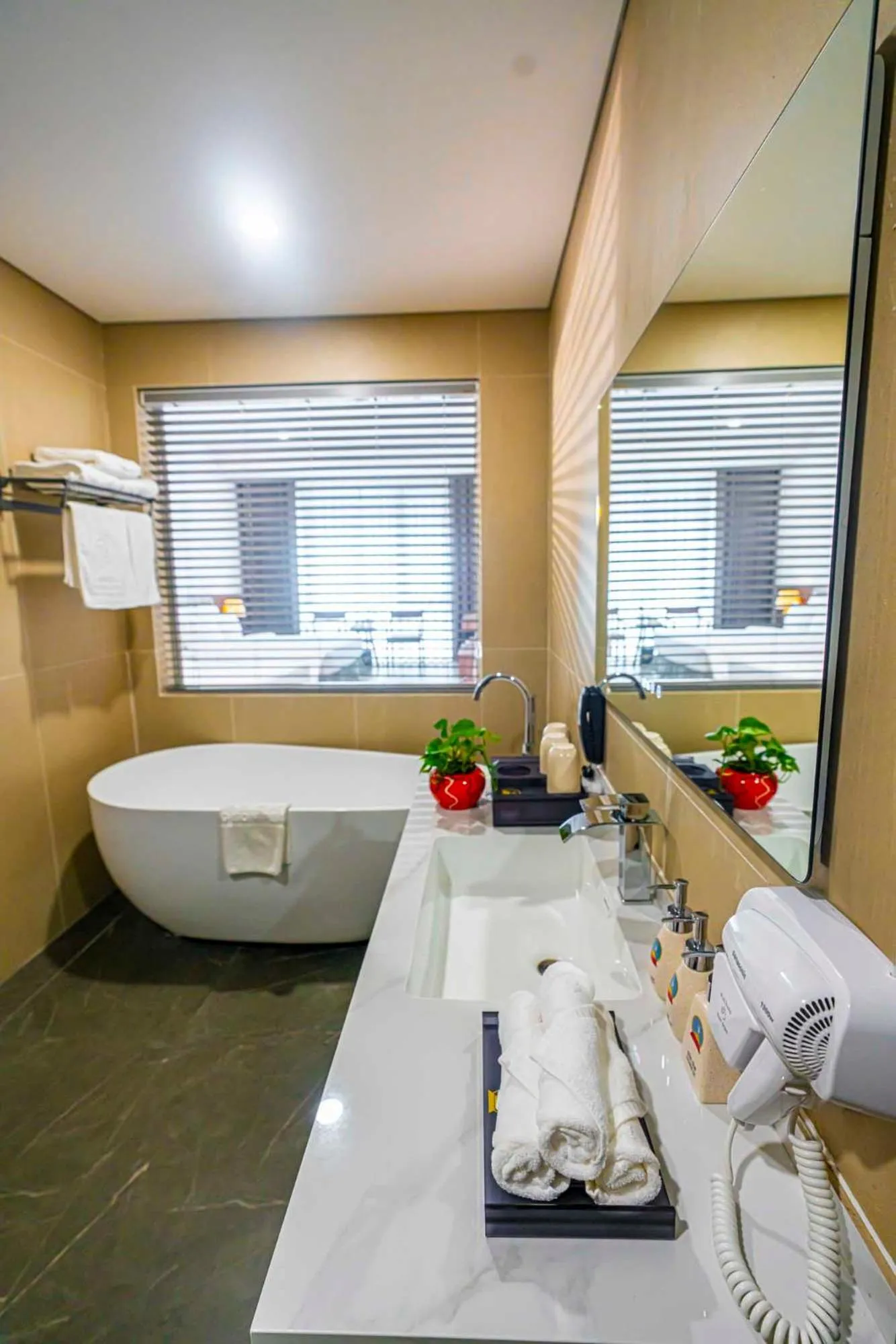 Bathroom, Bed in Hoang Son Peace Hotel